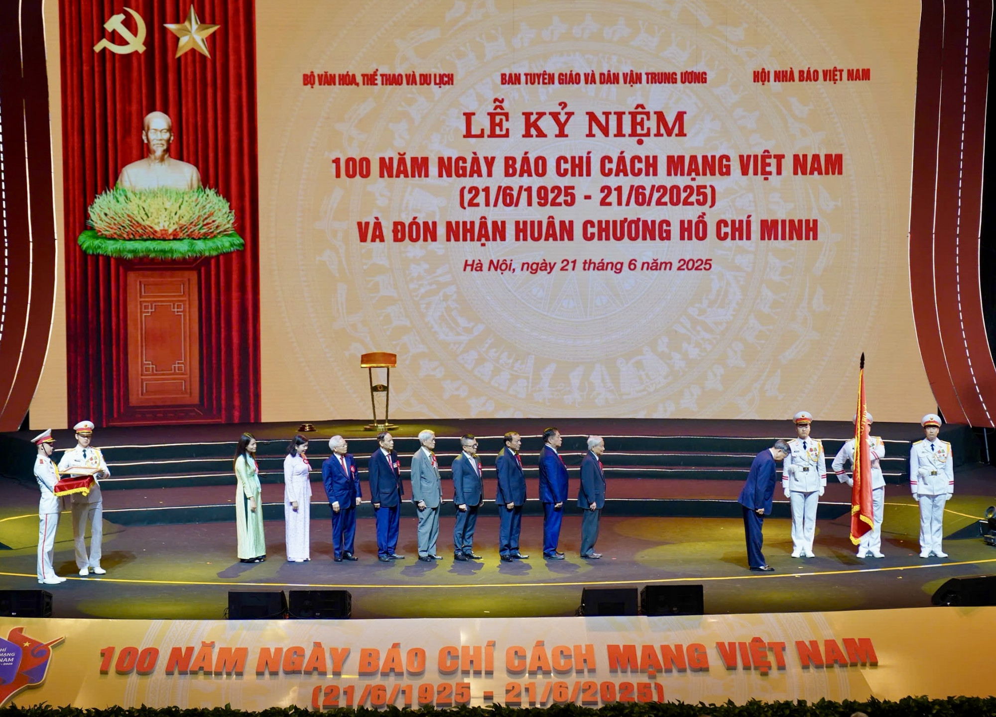Đại diện đội ngũ những người làm báo Việt Nam lên đón nhận Huân chương Hồ Chí Minh.
