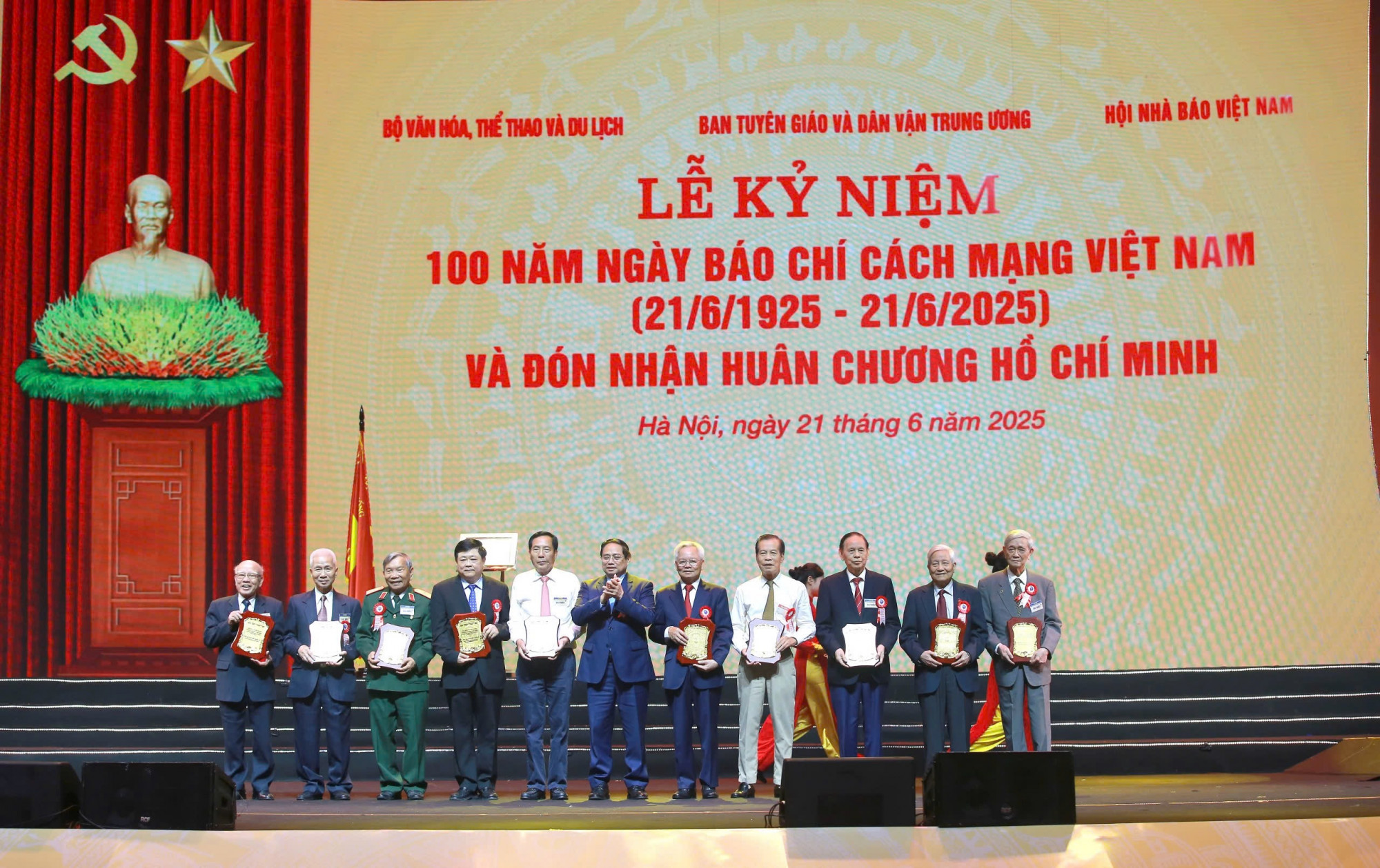 Thủ tướng Chính phủ Phạm Minh Chính trao kỷ niệm chương cho các nhà báo lão thành.
