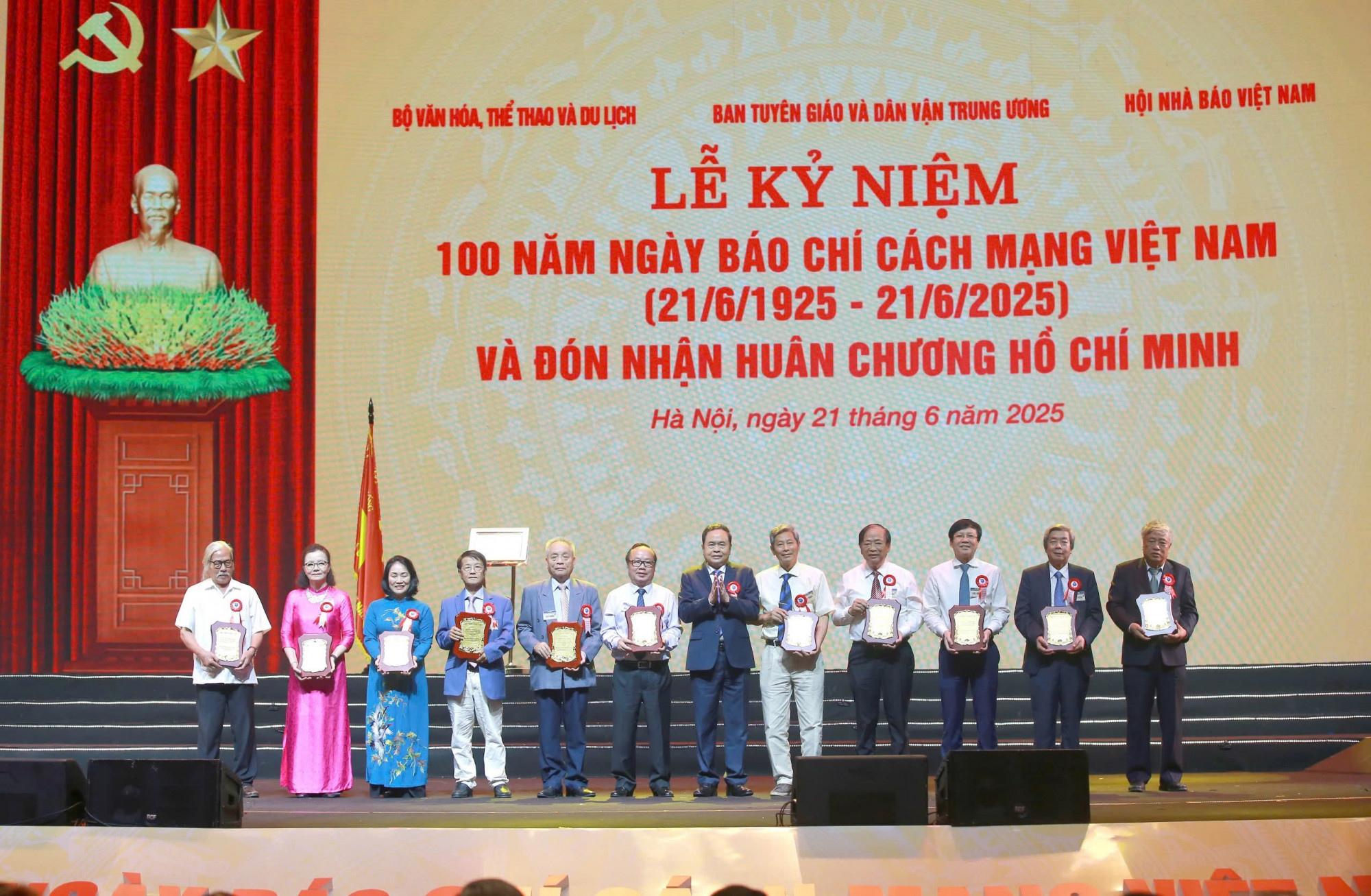 Chủ tịch Quốc hội Trần Thanh Mẫn trao kỷ niệm chương cho các nhà báo lão thành.