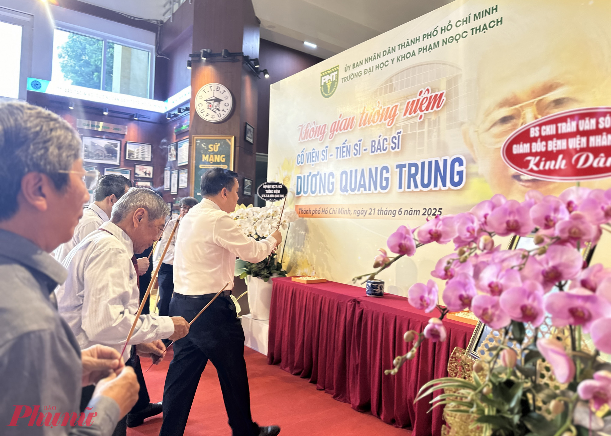 Lãnh đạo ngành y tế TPHCM và nhiều thế hệ bác sĩ thắp hương tưởng nhớ vị bác sĩ đánh kính - Ảnh: Nguyễn Loan