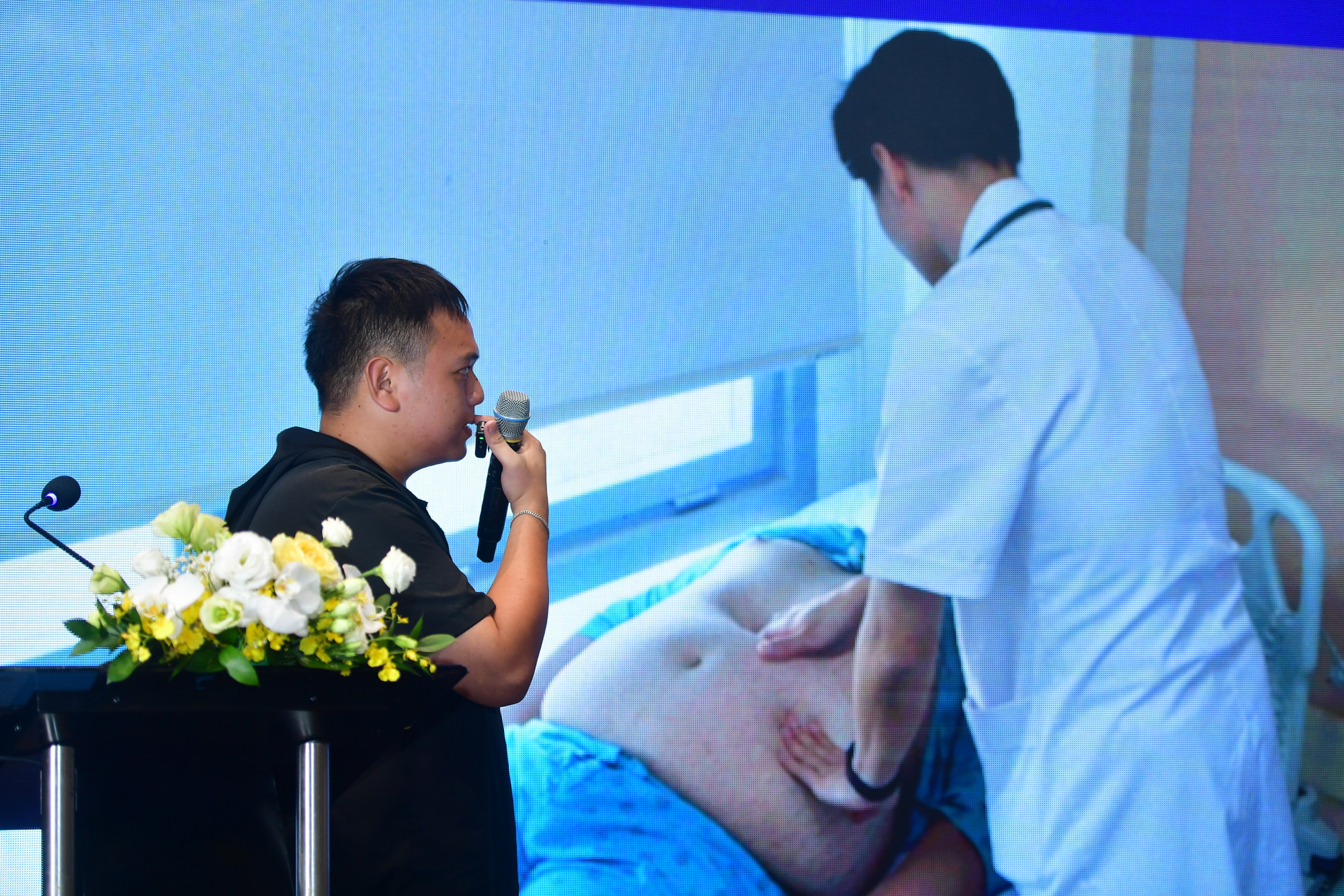 Nguyễn Liêm (27 tuổi, sống tại Hà Nội) chia sẻ về hành trình giảm cân từ 145kg xuống còn 86kg nhờ tập luyện, ăn uống và phẫu thuật. Anh khẳng định, điều cần nhất không phải là một đơn thuốc, mà là sự thấu hiểu và đồng hành từ bác sĩ và người thân. 