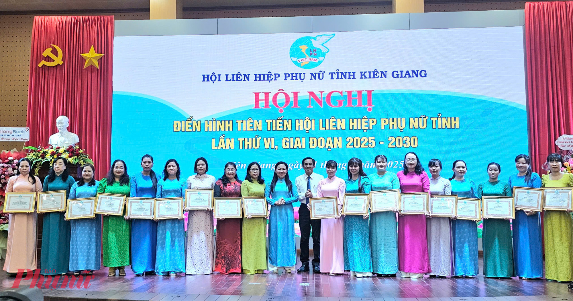 Hội LHPN tỉnh Kiên Giang tặng bằng khen cho các cá nhân, tập thể gương điển hình tiên tiến lao động sản xuất - Ảnh Phú Hữu