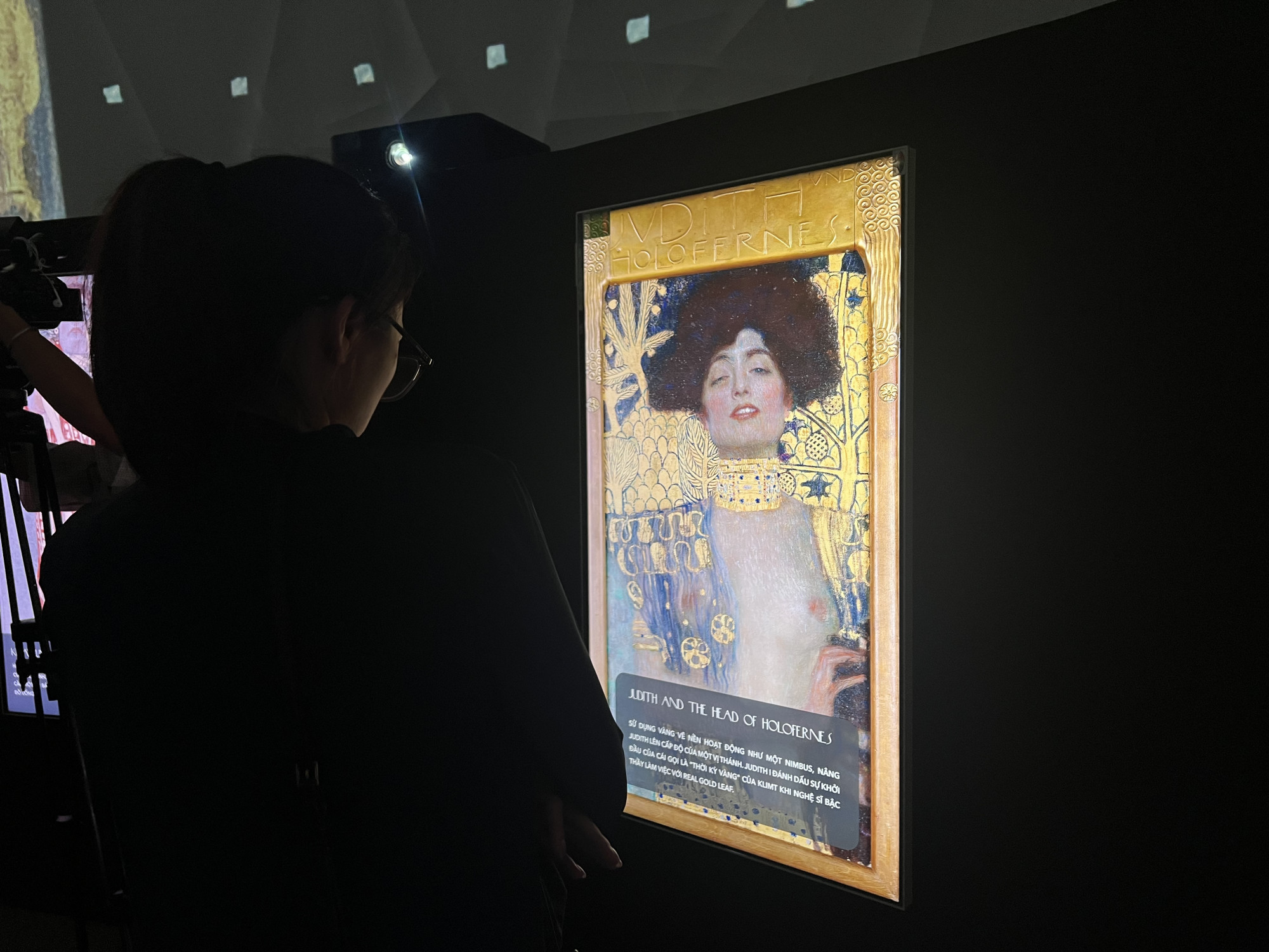 Người xem chăm chú trước bức tranh của danh hoạ người Áo Gustav Klimt. Ảnh: DIỄM MI