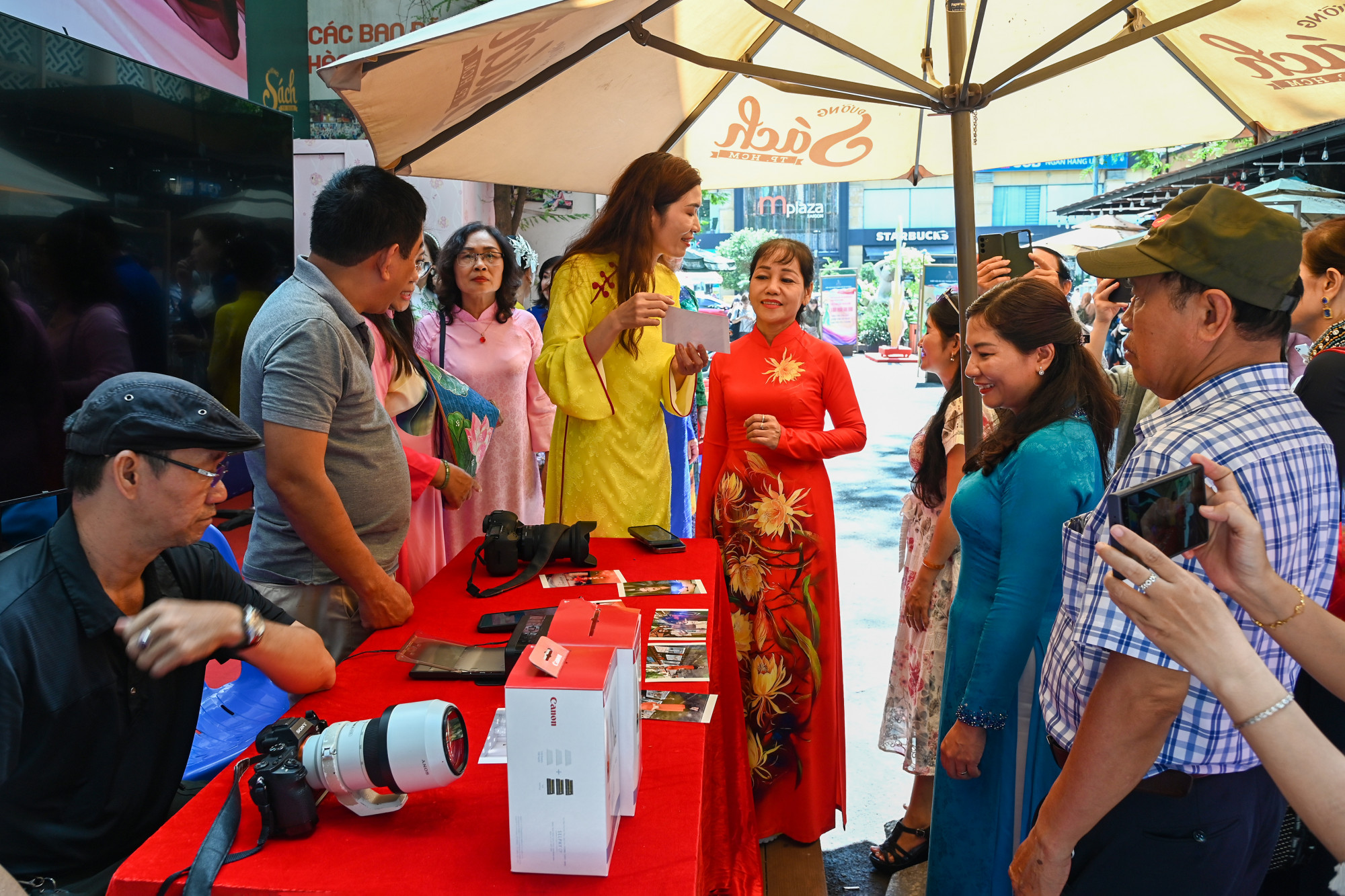 Không gian Workshop “Chụp Lookbook Áo Dài”, giúp du khách trải nghiệm mặc áo dài, chụp ảnh với nhiếp ảnh gia để tạo postcard du lịch độc đáo - Ảnh: Trang Nguyễn