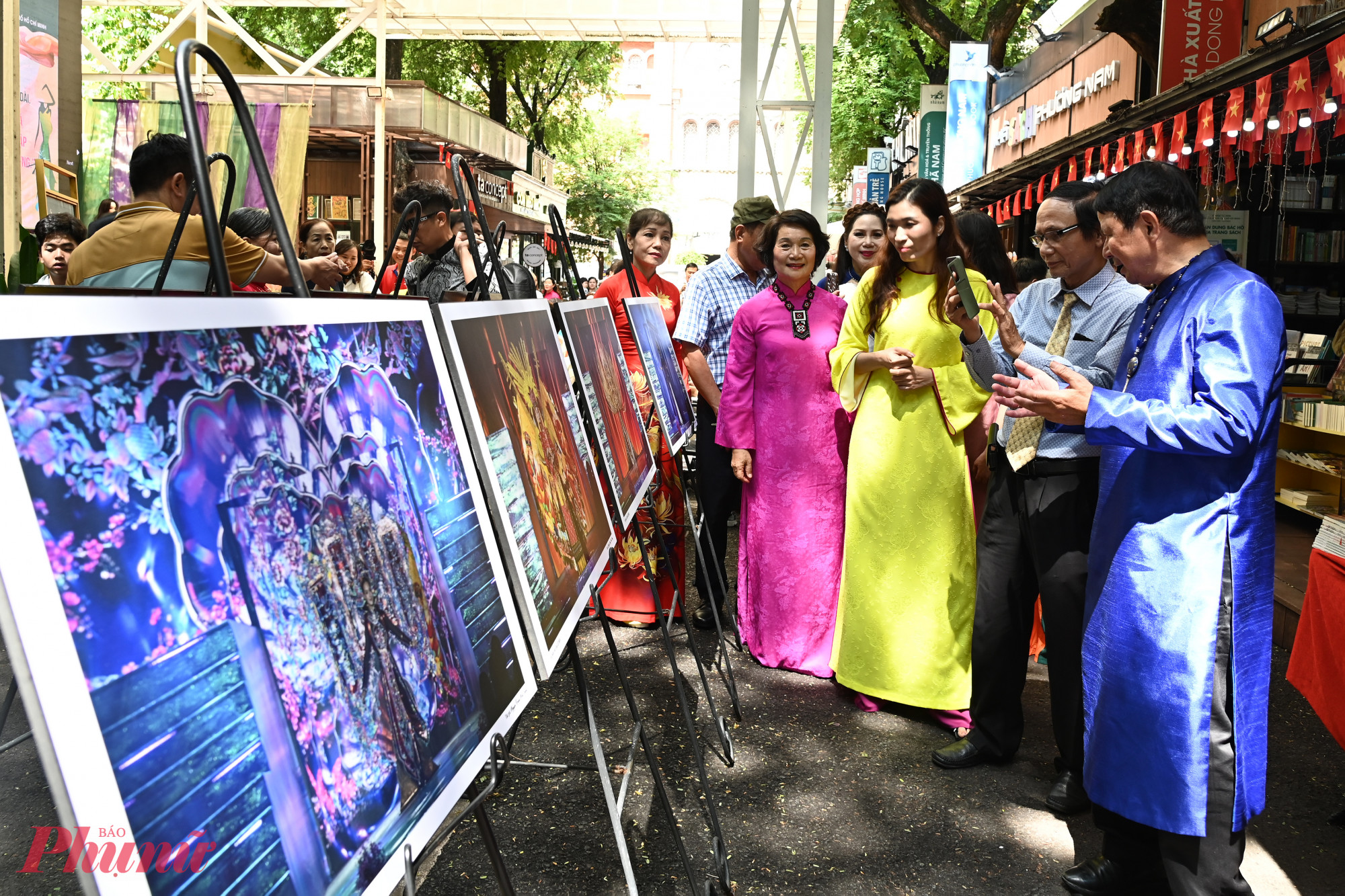 Các đại biểu tham quan triển lãm ảnh 