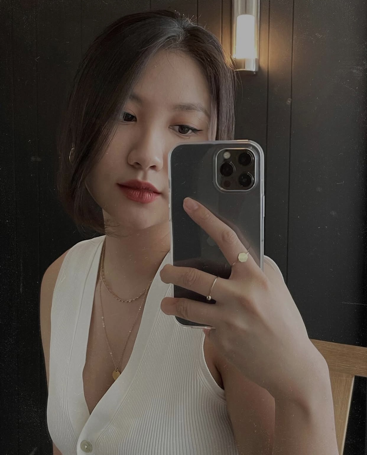 Khi để mặt mộc, Phương Linh vẫn gây ấn tượng với thần thái điềm tĩnh, ánh mắt nhẹ nhàng và lối trang điểm tối giản nhưng tinh tế. Kiểu tóc ngắn duỗi thẳng tự nhiên cùng đường eyeliner thanh mảnh giúp tôn lên đôi mắt sâu và sống mũi thon gọn.