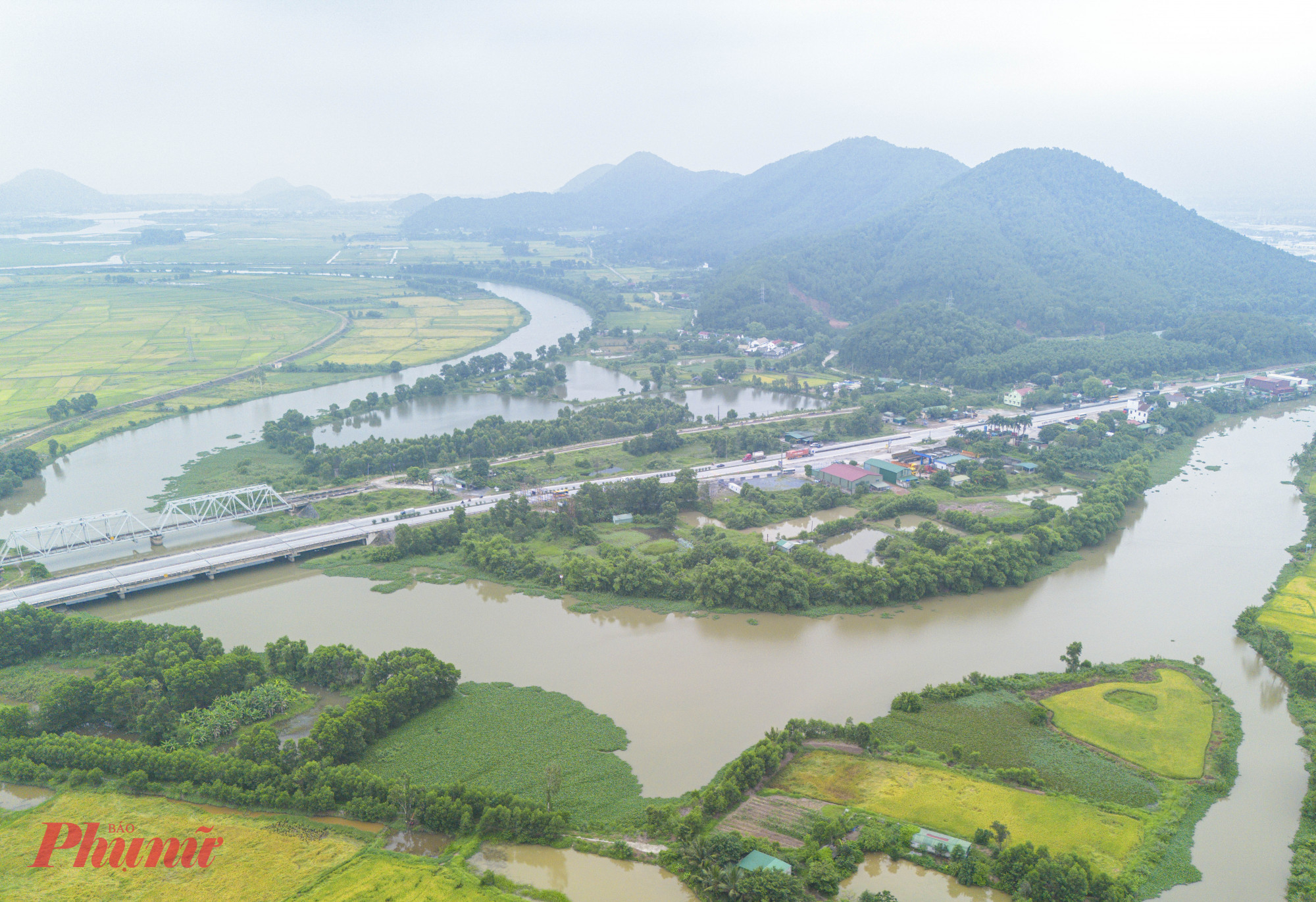 Trong đó, đoạn kênh Sắt (thuộc địa phận huyện Nghi Lộc) là kỳ công, gian nan, vất vả nhất. Theo Đại Việt sử ký toàn thư, đoạn kênh này được khởi đào từ năm 1003 do Lê Hoàn trực tiếp vào tận nơi chỉ đạo. Các thế hệ ông cha phải mất đến hơn 800 năm mới đào được đoạn kênh dài 19km này.