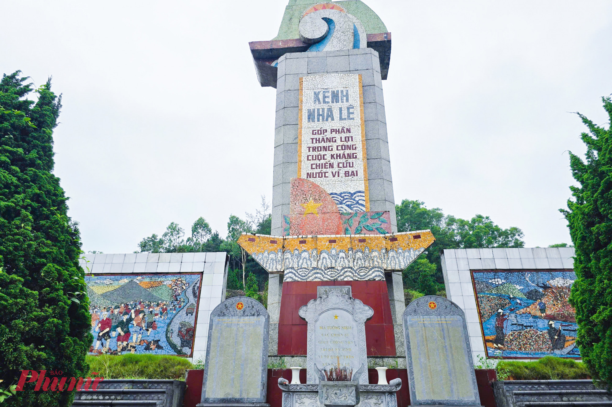 Ngoài 2 bia đá khắc tên các liệt sĩ, tại Đài tưởng niệm kênh nhà Lê còn có 2 bức phù điêu thể hiện những gian nan trong quá trình đào và nạo vét kênh, và cảnh đánh phá của giặc Mỹ nhắm vào đoàn thuyền vận chuyển hàng hóa trên tuyến đường thủy này. Vào các ngày lễ lớn của dân tộc, Đài tưởng niệm kênh nhà Lê thường có rất nhiều đoàn khách là các cơ quan, tổ chức, cá nhân, thậm chí là khách vãng lai về tham quan, thăm viếng.
