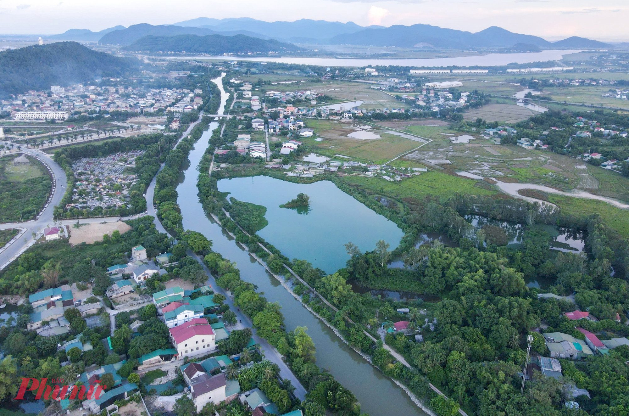 Sông Vinh dài hơn 5km là đoạn cuối cùng của kênh nhà Lê ở tỉnh Nghệ An, trước khi đổ ra sông Lam để hướng về tỉnh Hà Tĩnh. Đoạn kênh này từng rất nhộn nhịp, trở thành nơi “trên bến, dưới thuyền”, góp phần đưa TP Vinh trở thành trung tâm buôn bán, thương mại sầm uất. 