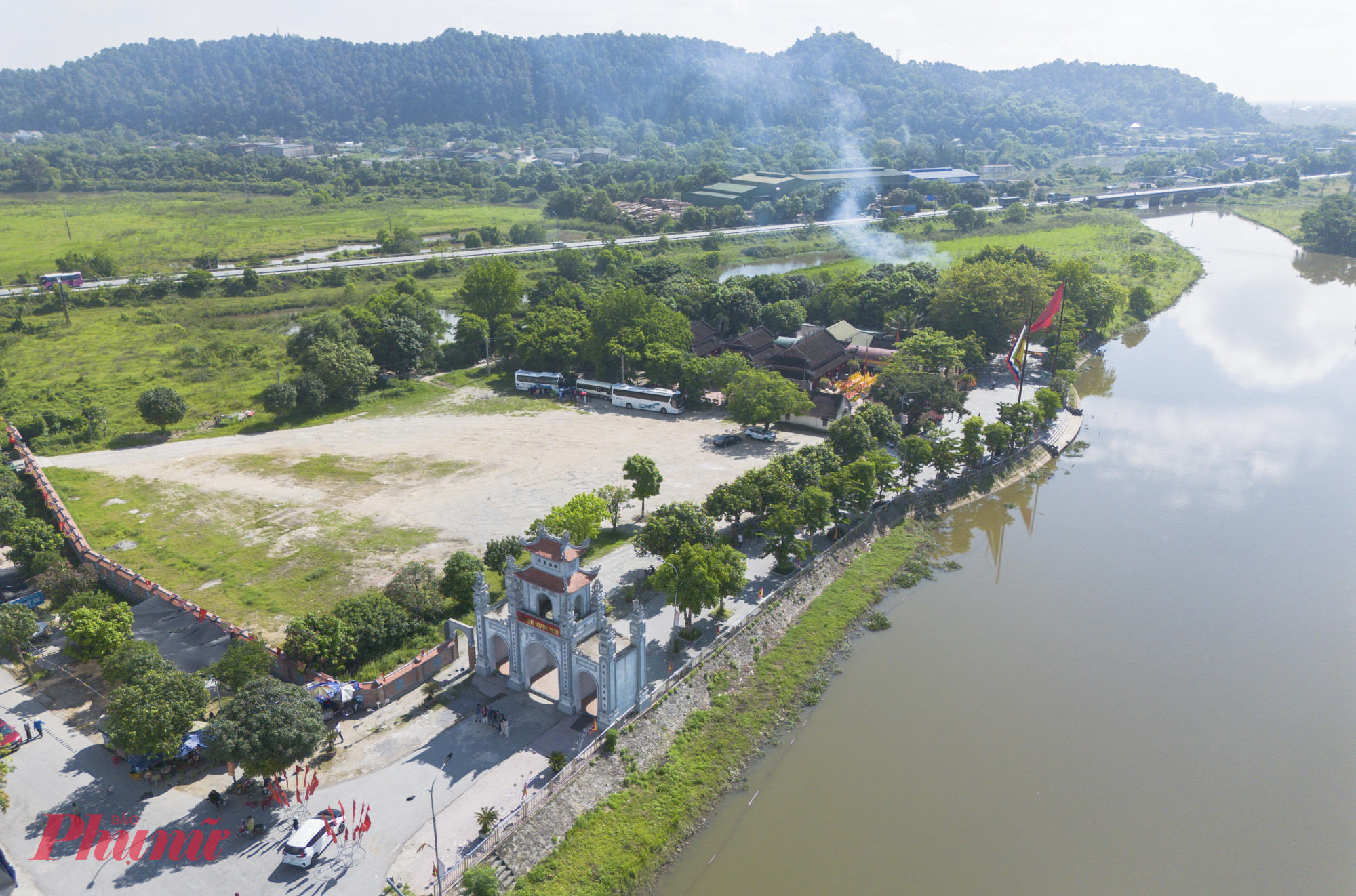 Dọc theo hệ thống kênh nhà Lê có rất nhiều di tích đền thờ, nhà thờ họ là nơi thờ các vị Khai canh, Thành hoàng làng... Đó là một trong những minh chứng cho sự phát triển của các làng xã qua các triều đại và là minh chứng cho vai trò và ý nghĩa của kênh nhà Lê trong suốt chiều dài lịch sử.