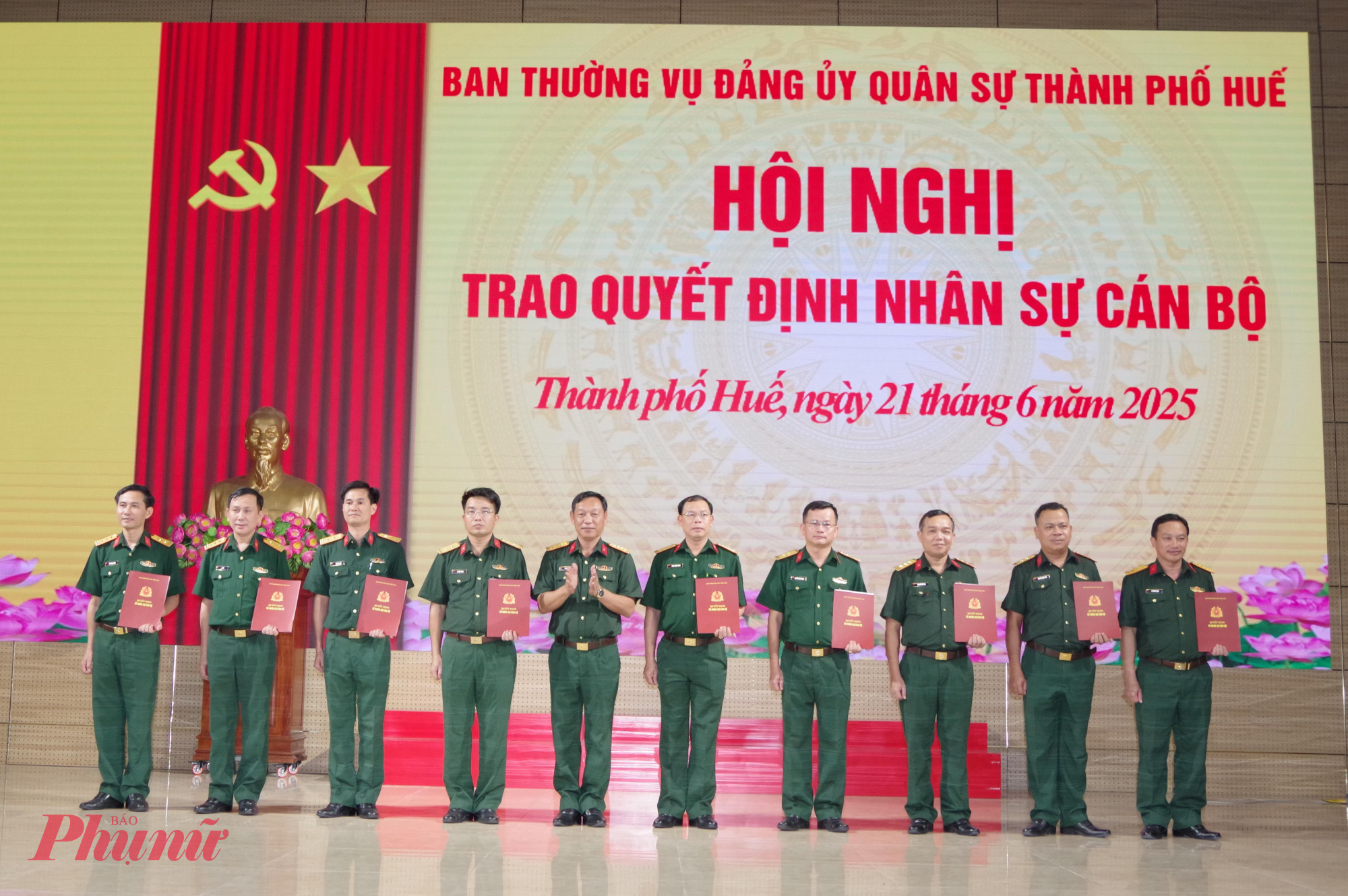 Đại tá Phan Thắng – UVTV thành uỷ, Chỉ huy trưởng Bộ CHQS thành phố trao quyết định cho các cán bộ sĩ quan