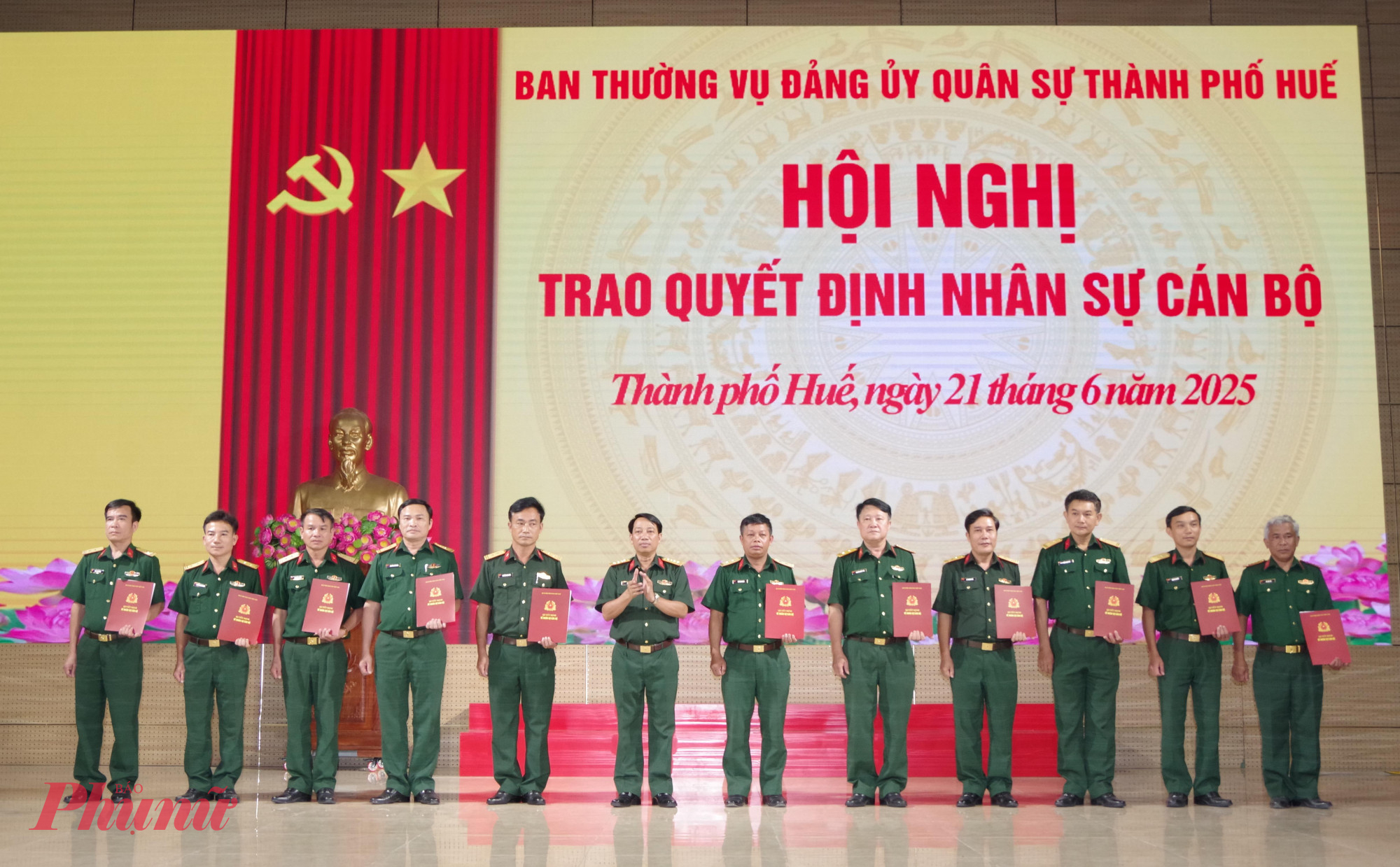 Đại tá Hà Văn Ái – Phó Chính uỷ Bộ CHQS thành phố trao quyết định nghỉ hưu cho cán bộ 