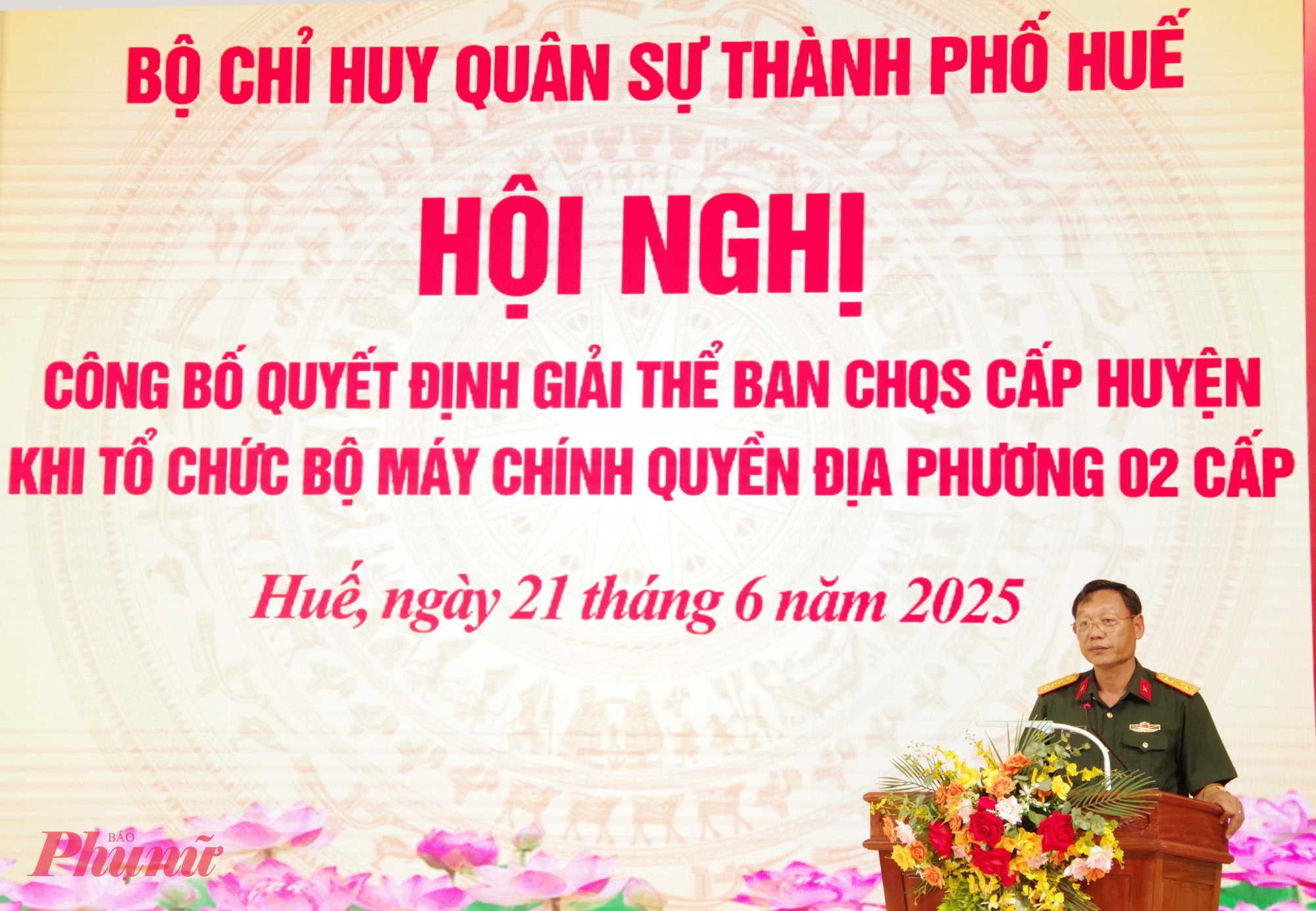 Đại tá Phan Thắng – Ủy viên Thường vụ Thành uỷ Huế, Chỉ huy trưởng Bộ CHQS thành phố phát biểu chỉ đạo tại Hội nghị - Ảnh: Quang Đạo