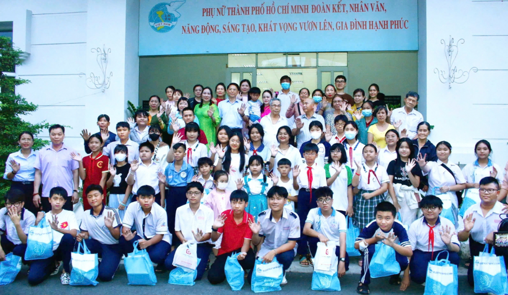 Để rộng mãi những vòng tay yêu thương Lãnh đạo Hội LHPN TPHCM và Công ty cổ phần Tập đoàn Long Phương trao quà cho trẻ mồ côi vì COVID-19 - ẢNH: NGỌC TRĂM