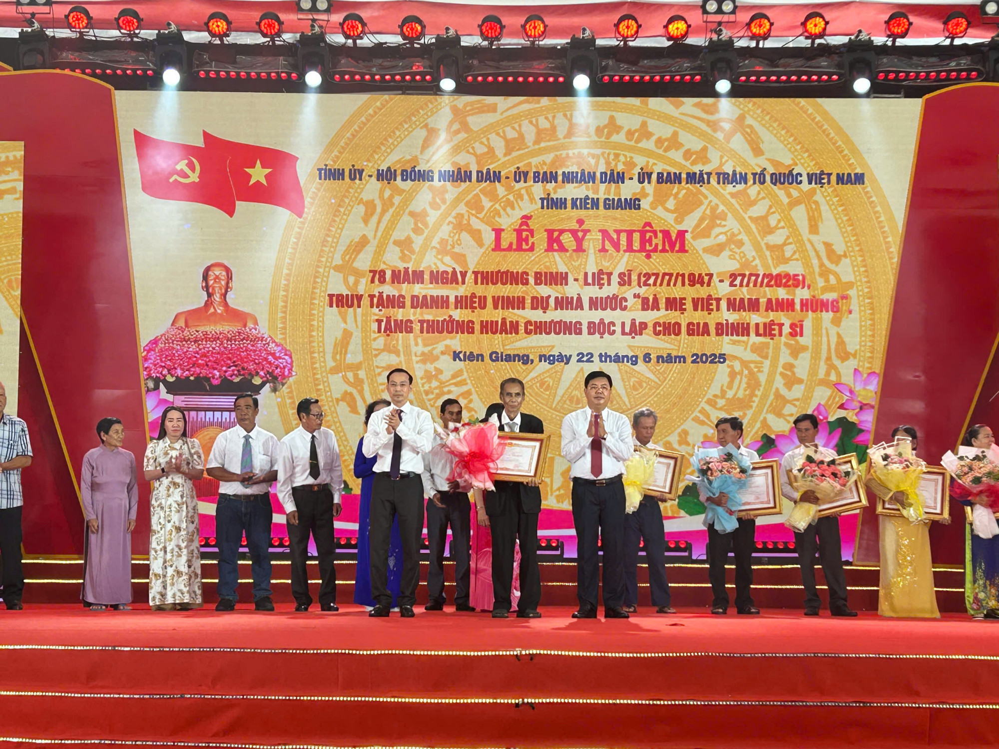 Lãnh đạo Tỉnh ủy, UBND tỉnh Kiên Giang trao tặng danh hiệu Bà mẹ Việt Nam anh hùng cho 21 cá nhân - Ảnh CTV