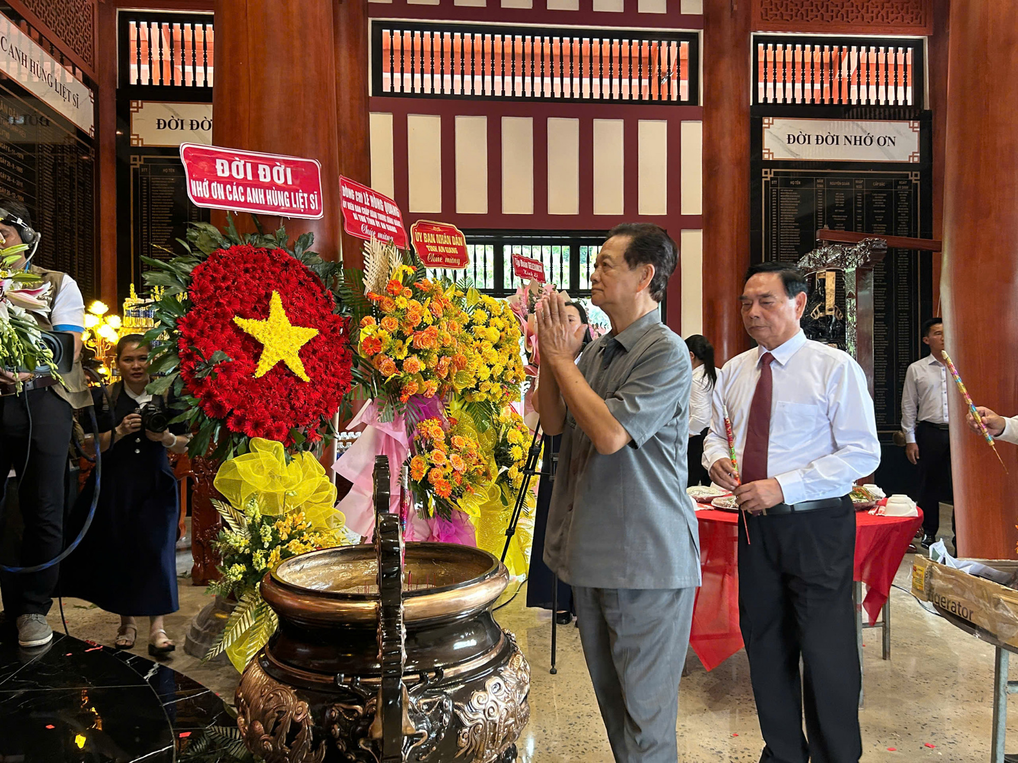 Nguyên Thủ tướng Chính phủ Nguyễn Tấn Dũng thắp hương tưởng nhớ anh hùng liệt sĩ - Ảnh CTV