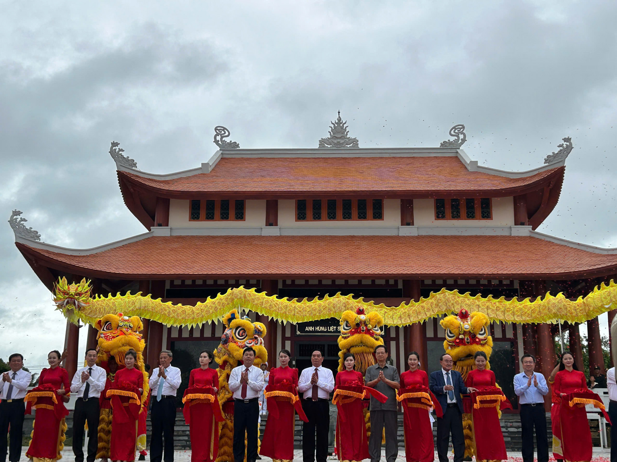 Nghi thức cắt băng khánh thành Đền tưởng niệm anh hùng liệt sĩ huyện Hòn Đất - Ảnh CTV