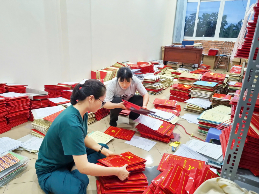 Những ngày cuối cùng của chính quyền cấp huyện tại TPHCM: Tất bật trong trách nhiệm, trọn vẹn trong sứ mệnh Cán bộ UBND, Huyện ủy huyện Nhà Bè làm việc xuyên đêm để kịp bàn giao tài liệu cần thiết, đầy đủ cho bộ máy mới