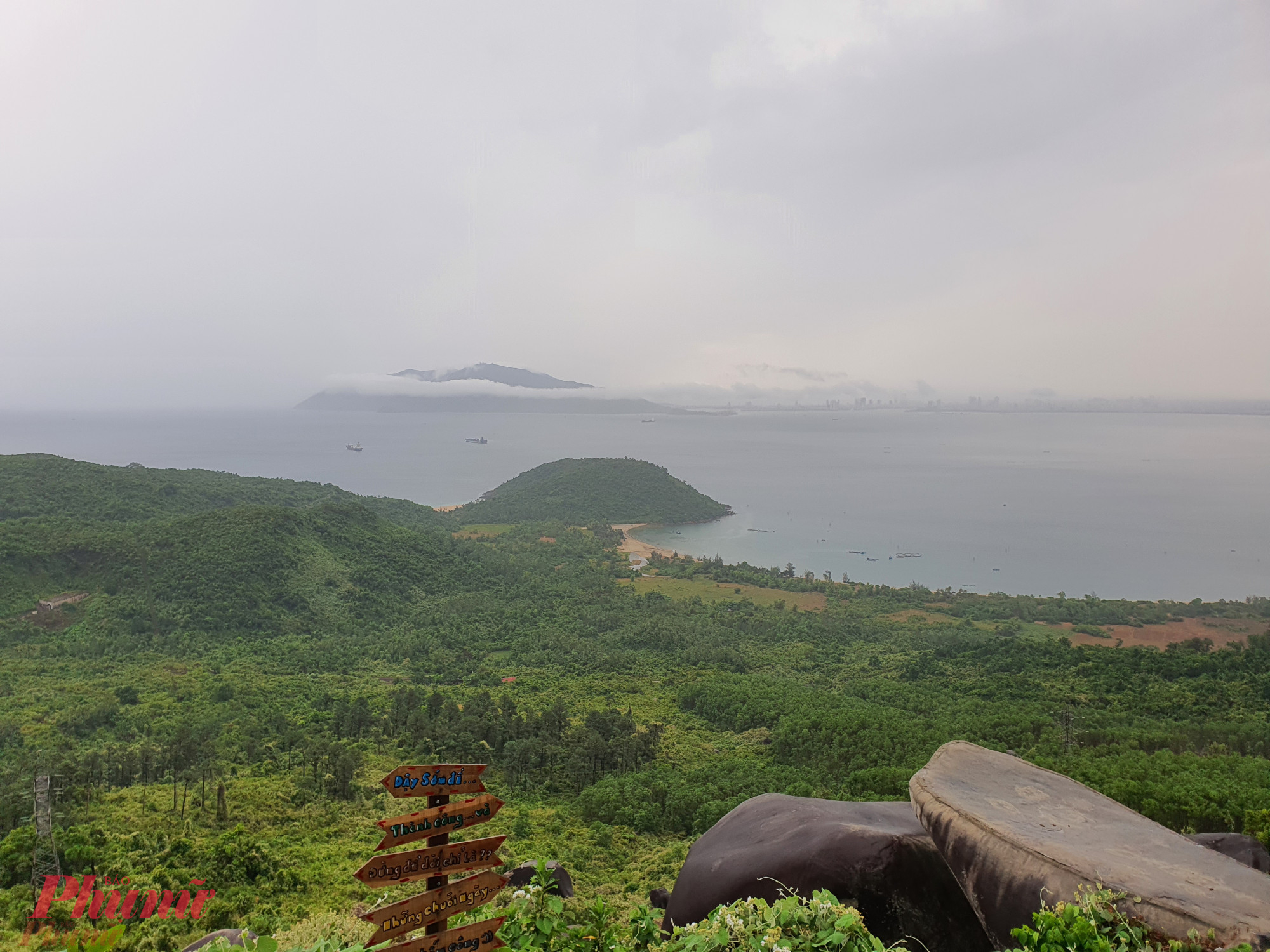 Làng Vân nhìn từ đèo Hải Vân. 
