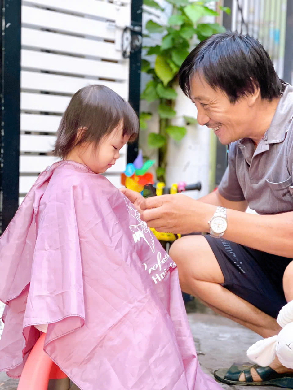 Nhìn ba cắt tóc cho con gái mình, tác giả lại nhớ đến hình ảnh bản thân những năm tháng cũ - Ảnh do tác giả cung cấp
