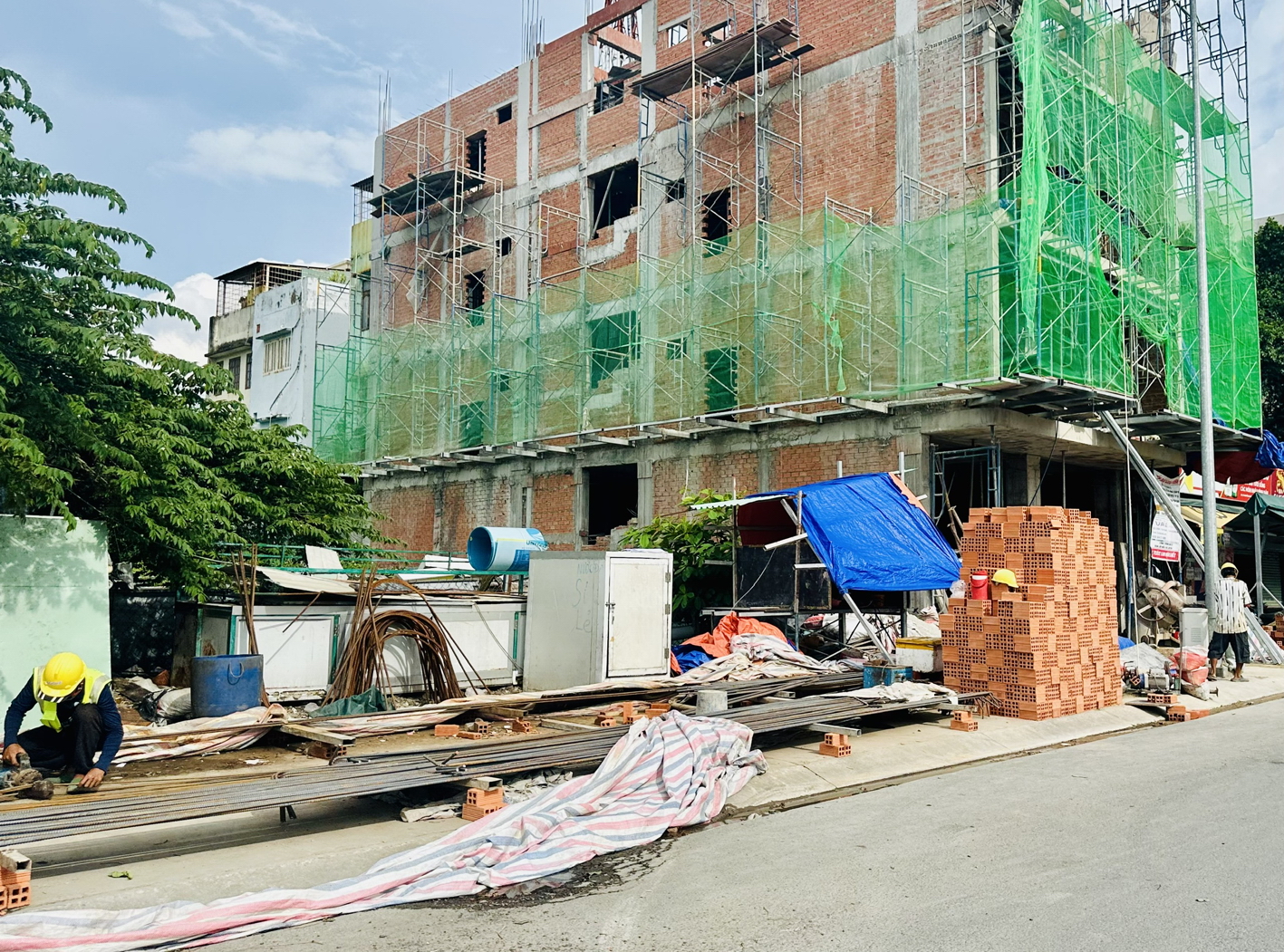 Giá vật liệu xây dựng tăng mạnh, người xây nhà méo mặt Những công trình nhà ở đang xây dang dở đều bị tăng chi phí do giá vật liệu xây dựng tăng cao. Trong ảnh: Một công trình nhà ở đang được xây dựng ở quận Bình Thạnh, TPHCM