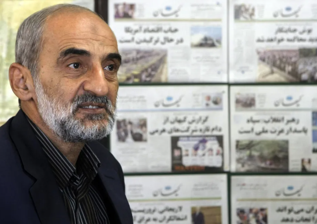 Iran tuyên bố "bây giờ đến lượt chúng ta", nhiều thành phố của Mỹ báo động cao Hossein Shariatmadari, cố vấn hàng đầu của Lãnh tụ tối cao Iran Ayatollah Ali Khamenei, tuyên bố một cách đáng ngại bây giờ đến lượt chúng tôi sau khi Mỹ ném bom ba cơ sở hạt nhân của Iran vào tối thứ Bảy. AFP qua Getty Images