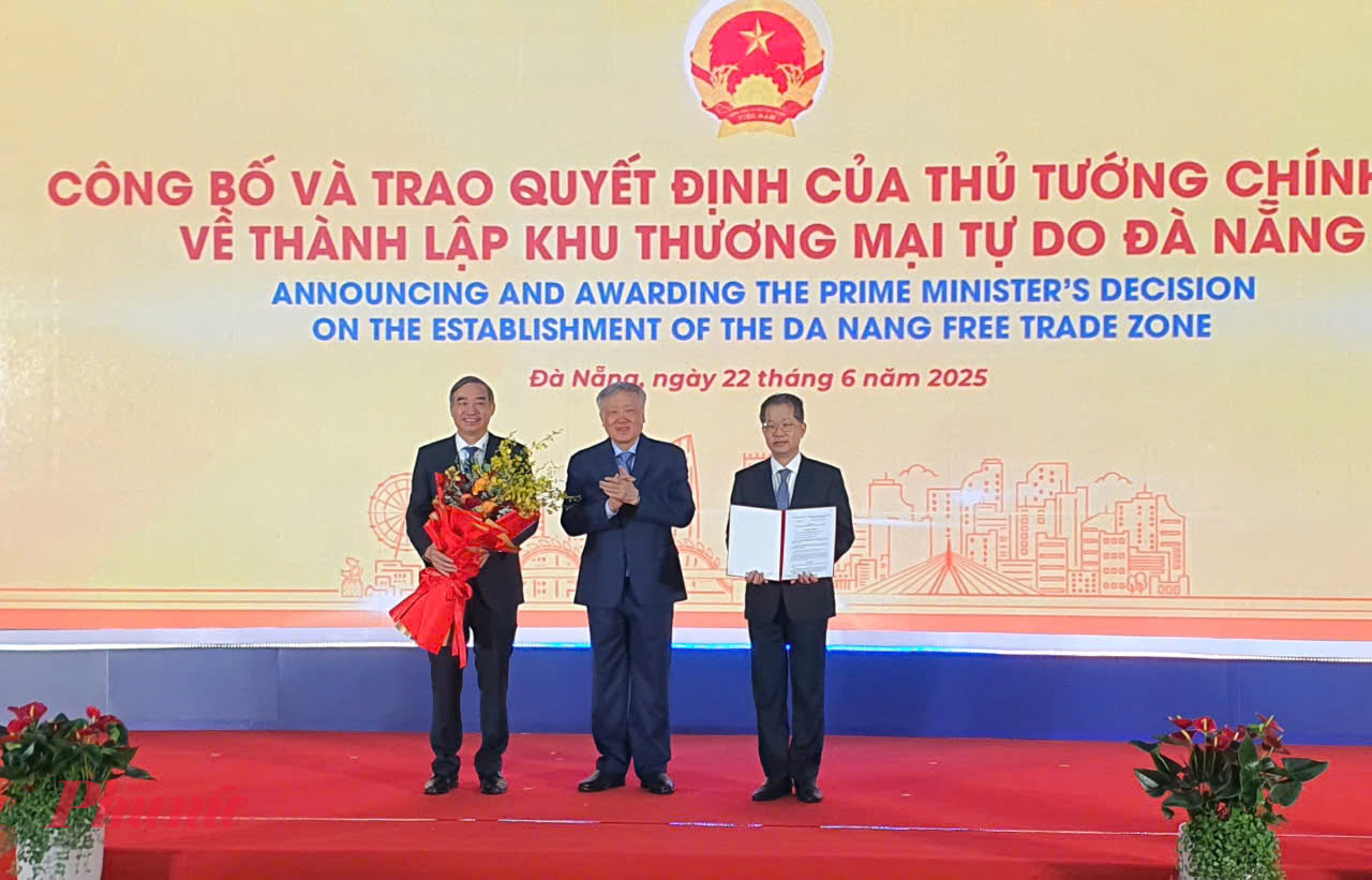 Phó Thủ tướng Nguyễn Hoà Bình trao quyết định của Thủ tướng cho lãnh đạo TP Đà Nẵng