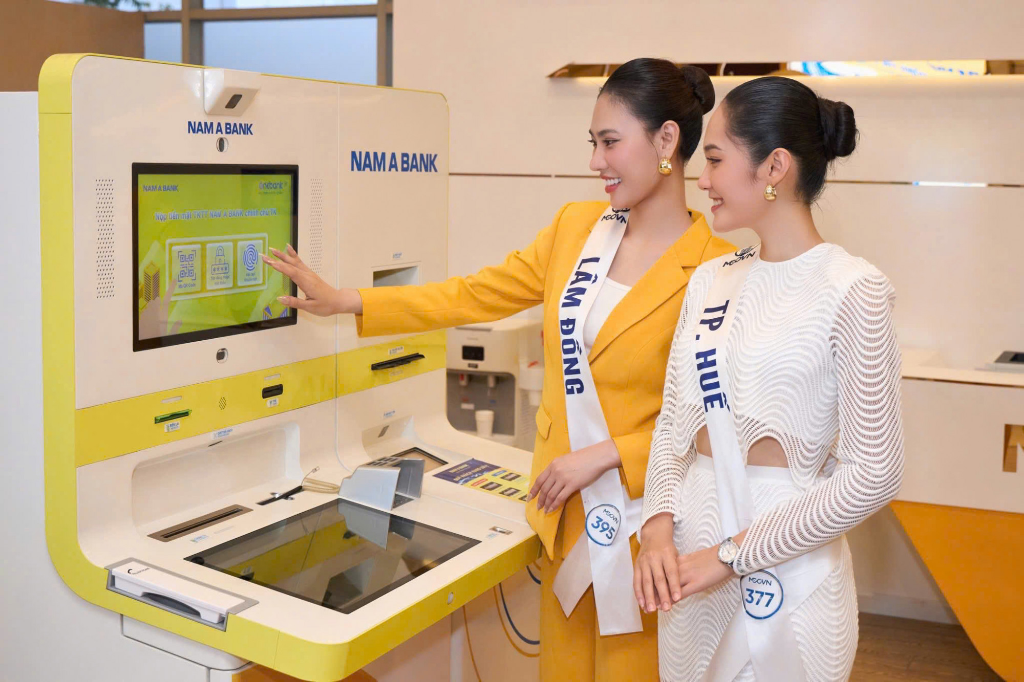 Trước đó, các thí sinh trải nghiệm không gian giao dịch tại Nam A Bank - Ảnh: Nam A Bank