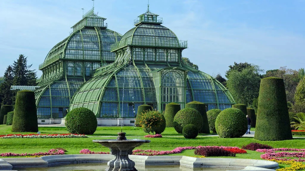 Palmenhaus trong cung điện Schonbrunn, Áo. Được xây từ 1880 -1882, Palmenhaus là nhà kính lớn với kiến trúc kiến trúc sắt và kính. Đây là nơi sinh sống của khoảng 4.500 loài thực vật khắp nơi trên thế giới. Trong 2.500m2, Palmenhaus tạo ra 3 vùng khí hậu: nhiệt đới, cận nhiệt đới và Địa Trung Hải để trồng các loài cây. Ở đây có 1 cây ô liu khoảng 350 năm tuổi đến từ Tây Ban Nha - Ảnh: Shutterstock