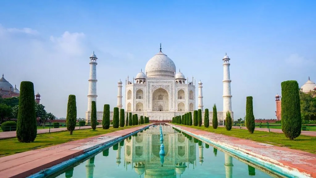 Taj Mahal, Ấn Độ. Taj Mahal là một lăng mộ tráng lệ được Hoàng đế Mughal Shah Jahan làm để tưởng nhớ Hoàng hậu Mumtaz Mahal.  Công trình được xây trong 22 năm (1632-1653). Taj Mahal nằm bên bờ sông Yamuna, thành phố Agra, bang Uttar Pradesh, miền Bắc Ấn, được UNESCO công nhận là di sản Thế giới và là 1 trong 7 kỳ quan mới của thế giới - Ảnh: Shutterstock