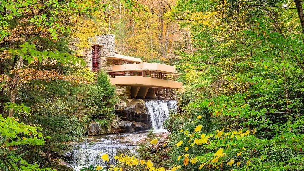 Fallingwater, Mỹ. Đây là biệt thự có từ năm 1939 để gia đình Kaufman nghỉ cuối tuần. Fallingwater nằm trên một thác nước róc rách trong rừng Bear Run ở tây nam bang Pennsylvania. Hiên nhà nhô ra giữa thảm thực vật giống như khối đá lơ lửng trên thác nước. Màu của ngôi nhà lấy cảm hứng từ hoa đỗ quyên bản địa. Fallingwater mở cửa tham quan từ 1964 và được công nhận là di sản thế giới năm 2019 - Ảnh: Shutterstock