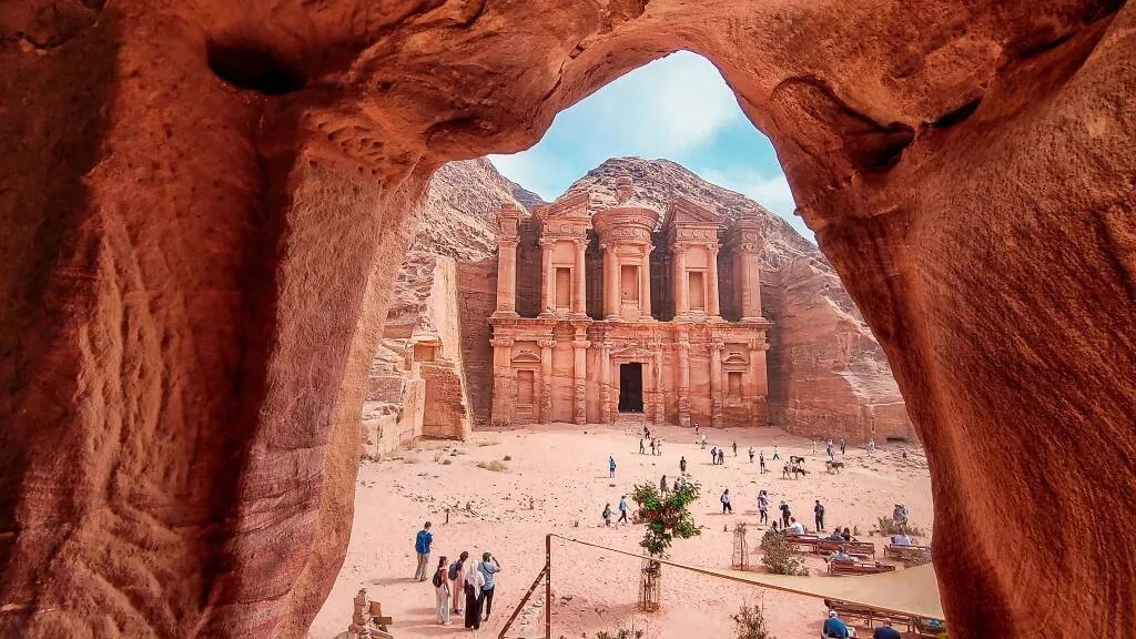 Ad-Dayr, Jordan. Nằm trên một ngọn đồi ở thành phố cổ Petra, Ad-Dayr được xây từ thế kỷ thứ I sau Công nguyên. Công trình cao khoảng 47 mét, rộng 48 mét và được chạm khắc trực tiếp vào vách đá. Ad-Dayr còn được gọi là “Thành phố hoa hồng” vì màu đỏ hồng của đá sa thạch. Đông đảo khách tìm đến để chiêm ngưỡng sự tuyệt vời của Ad-Dayr - Ảnh: Shutterstock