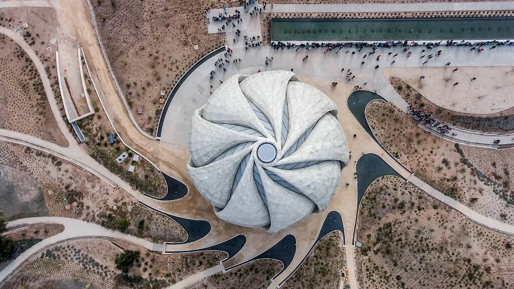 Đền Baháʼí của Nam Mỹ, Chile. Đây là ngôi đền có kiến trúc ngoạn mục và là biểu tượng tâm linh độc đáo nằm ở Santiago. Đền Baháʼí có sức chứa 600 người này giống như một bông hoa nở với 9 “cánh hoa” làm từ đá cẩm thạch và kính để lấy ánh sáng tự nhiên. Ánh sáng sẽ đổi màu trong ngày, từ trắng sang bạc, rồi ngả màu vàng đất và cuối ngày là tím biếc - Ảnh:  Baháʼí Temple of South America