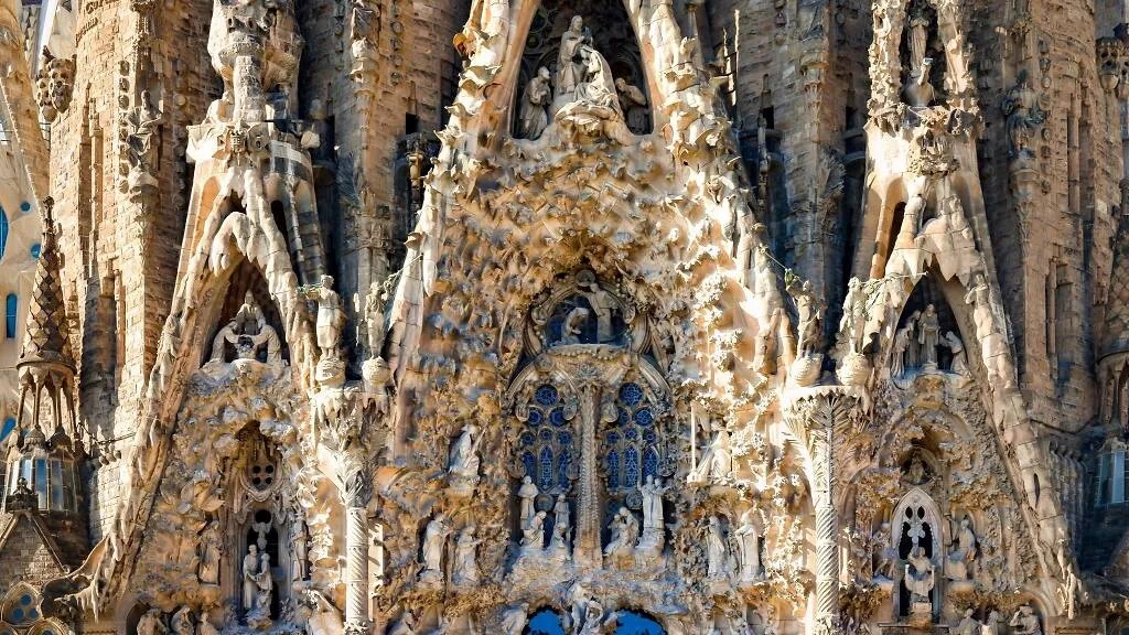 Sagrada Famila, Tây Ban Nha. Là niềm tự hào của Barcelona, nhà thờ được xây từ 1882 đến nay vẫn chưa xong. Công trình kéo dài hơn 140 năm này có những trụ cột hình cây,  những ô vuông ma thuật cùnh cửa sổ kính màu rực rỡ tạo nên sự độc đáo về màu sắc và ánh sáng. Hằng năm đông đảo du khách đến Sagrada Famila thưởng lãm công trình xuyên thế kỷ. Dự kiến nhà thờ sẽ hoàn thành vào 2026 - Ảnh:  Shutterstock
