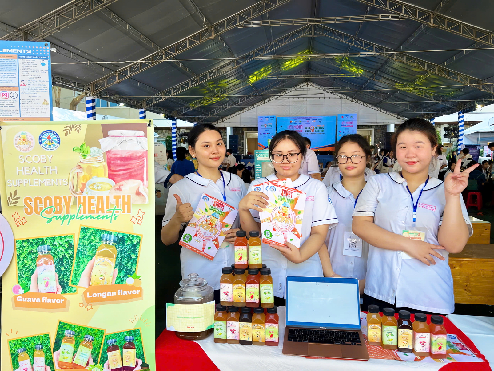 Nhiều điểm sáng ở giáo dục thường xuyên của TPHCM Hồ Thị Thanh Hiền (bìa trái) cùng các thành viên quảng bá sản phẩm nước giải khát tại cuộc thi Sáng tạo Thanh thiếu niên, nhi đồng TPHCM năm 2025 - Ảnh do nhân vật cung cấp