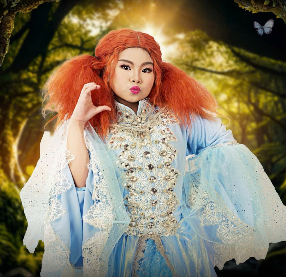 Trước đó, Bình Tinh từng cho Bella tham gia vài vai diễn nhỏ tại sân khấu nhà là Đoàn Cải lương tuồng cổ Huỳnh Long nhưng các vai đều rất ít đất diễn. Đây là lần đầu tiên bé tham gia diễn kịch, lại còn thay vai cho mẹ trong vai diễn xương sống của cả vở diễn thì thực sự mạo hiểm