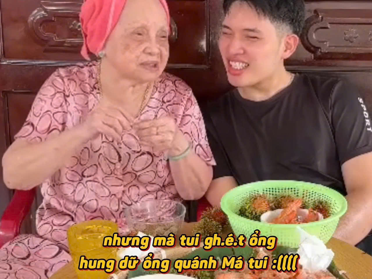 Cụ bà 85 tuổi, quên hết mọi thứ nhưng ăn gì cũng nhớ chuyện má bị ba bạo hành và ăn gì ngon cũng xin đem về cho má - Nguồn ảnh: Chuyện Bà Cháu