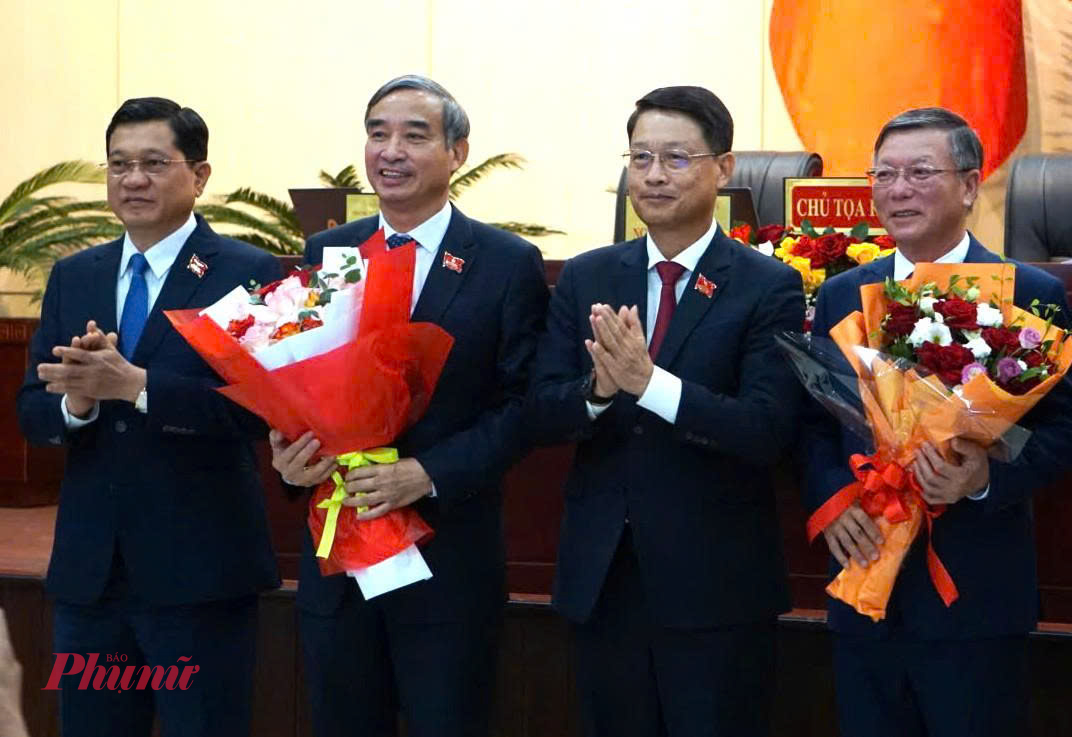 Lãnh đạo HĐND TP Đà Nẵng tặng hoa cho ông Chinh (thứ hai bìa trái vào) và ông Lê Văn Trung (bìa phải) vì những đóng góp thời gian qua