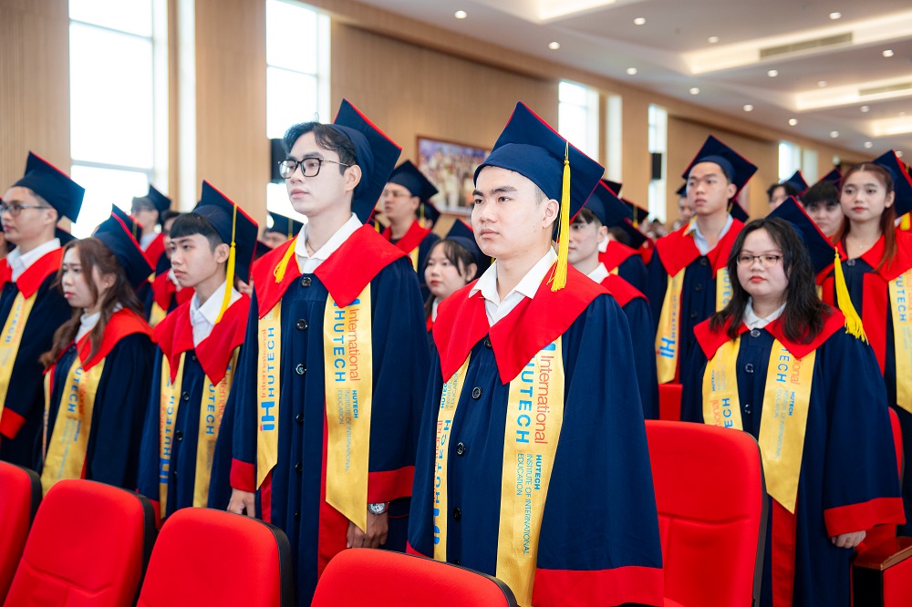 Tốt nghiệp chương trình Cử nhân chuẩn quốc tế, sinh viên có nhiều cơ hội phát triển - Ảnh: HUTECH