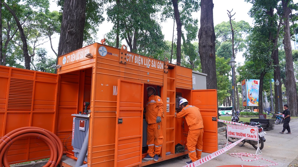 Ngành điện đã kiểm tra, bảo trì toàn bộ hệ thống lưới điện trung - hạ thế, trạm biến áp tại các địa điểm tổ chức kỳ thi - Ảnh: EVNHCMC
