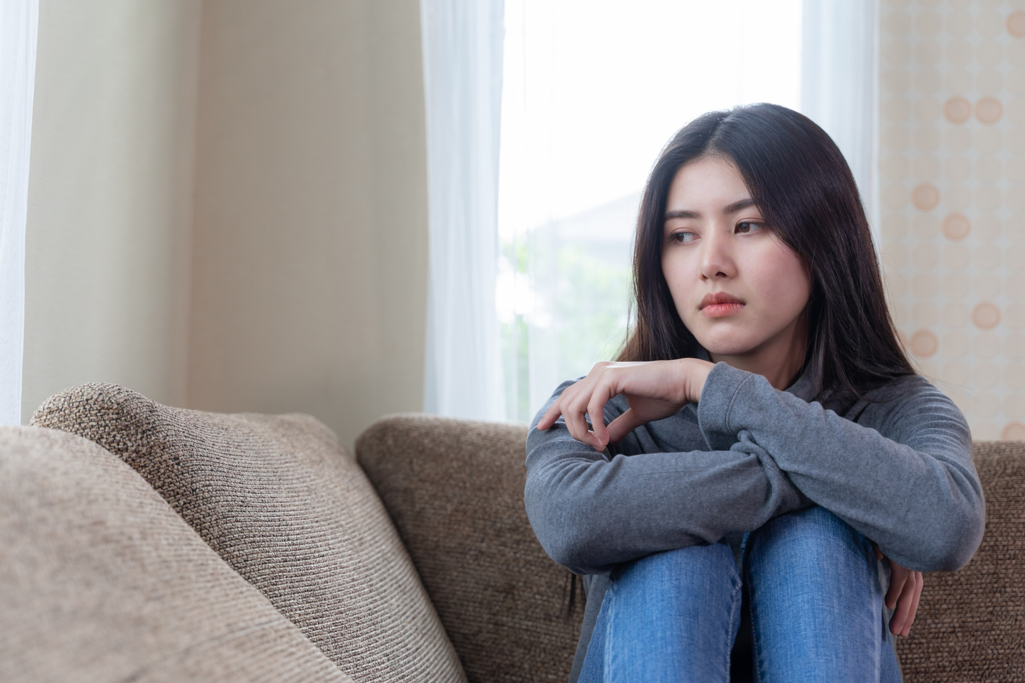 Buồn vì bản thân suy nghĩ quá đơn thuần ( Ảnh minh họa. Freepik)