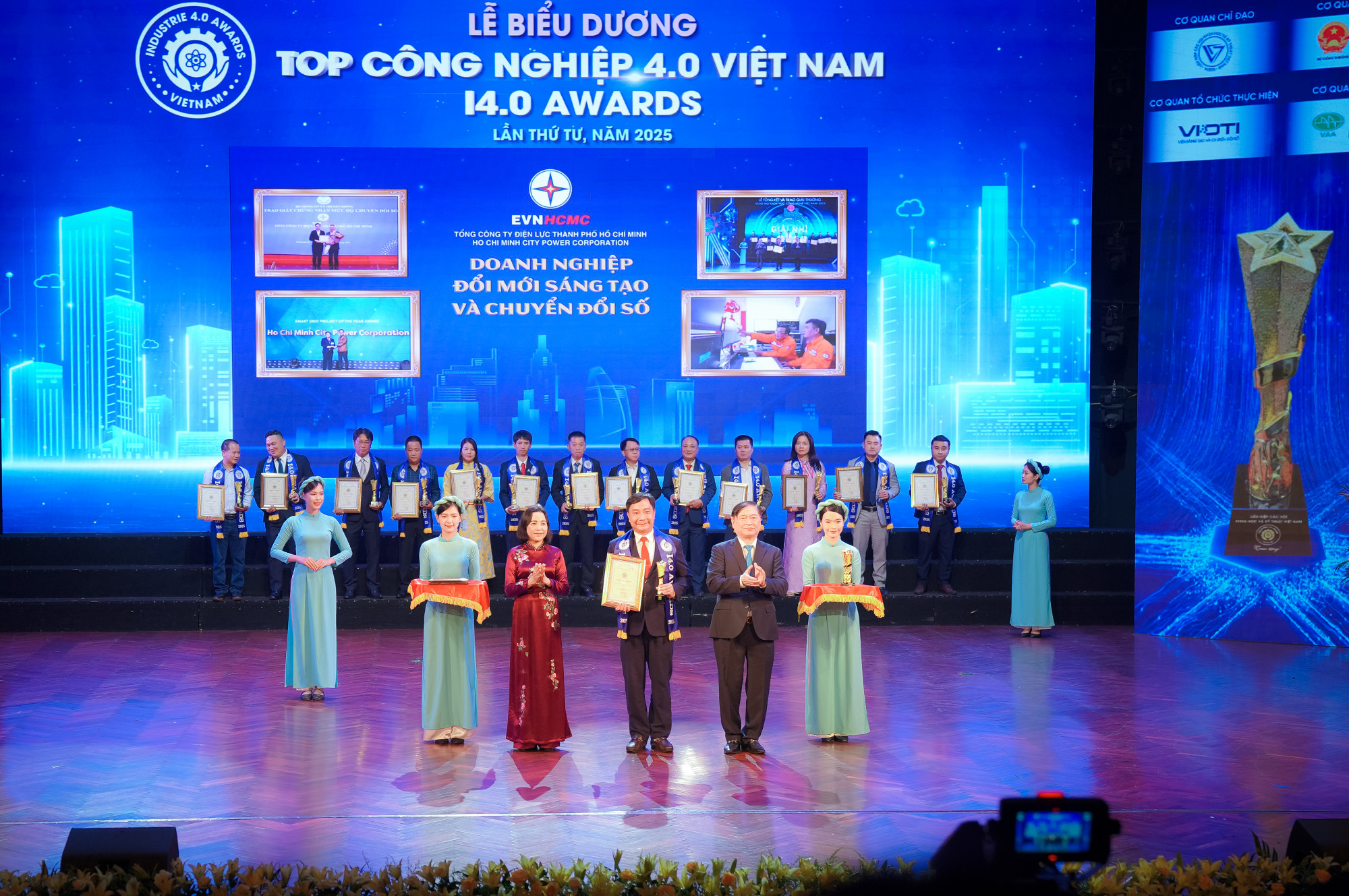 Đồng chí Nguyễn Thị Thanh - Ủy viên Trung ương Đảng, Phó chủ tịch Quốc hội và đồng chí Phan Xuân Dũng - Chủ tịch Liên hiệp các Hội Khoa học và Kỹ thuật Việt Nam trao giải thưởng Top Công nghiệp 4.0 Việt Nam cho EVNHCMC - Ảnh: EVNHCMC