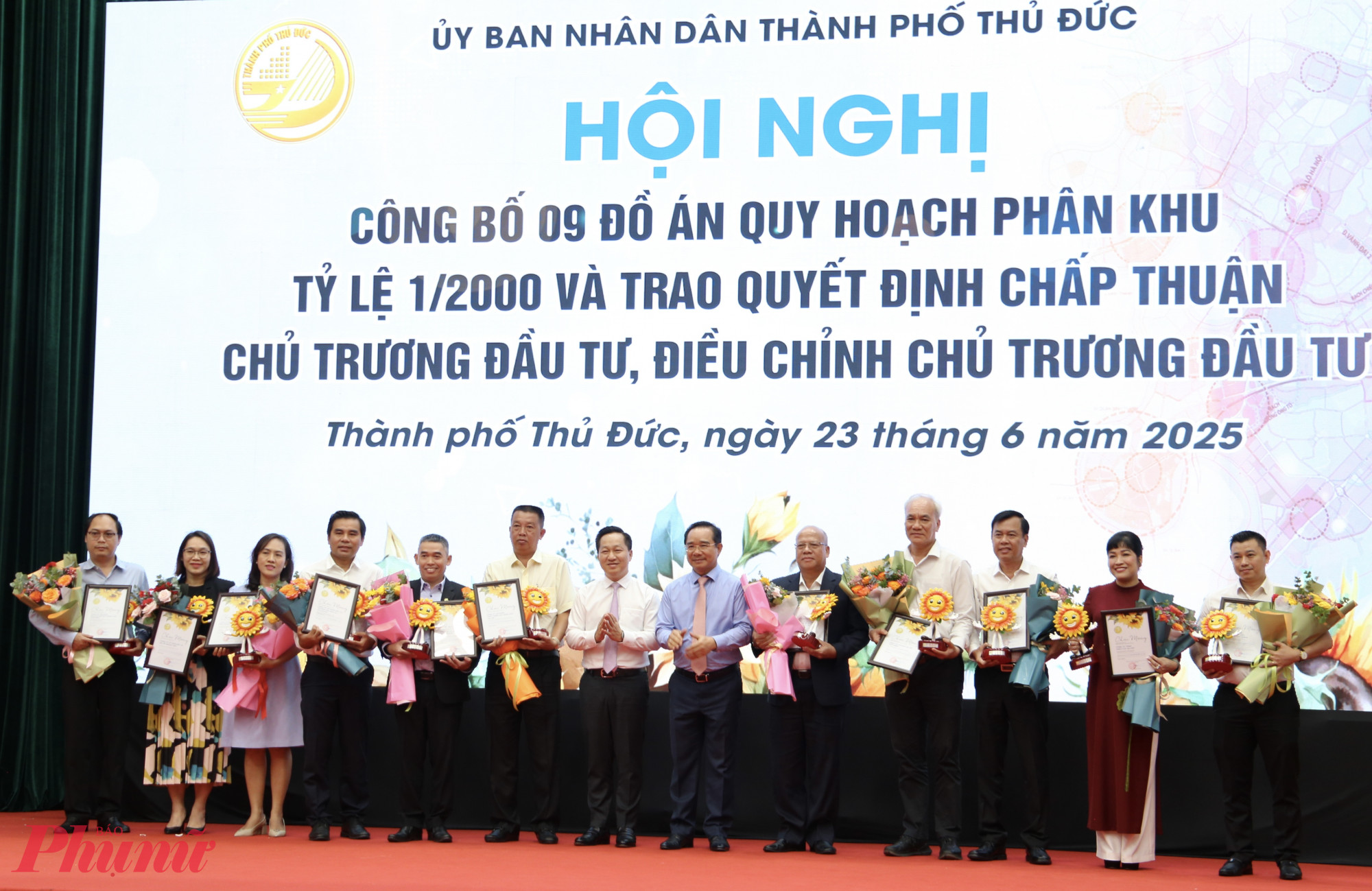 TP Thủ Đức trao quyết định chấp thuận chủ trương đầu tư và điều chỉnh chủ trương đầu tư cho các chủ đầu tư - Ảnh: Thanh Tâm