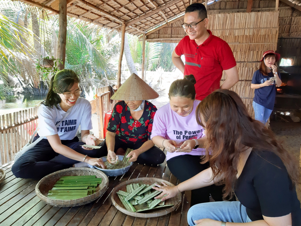 Đánh thức “mỏ vàng” du lịch sông nước miền Tây Du khách học cách làm bánh dân gian ở cồn Chim, tỉnh Trà Vinh