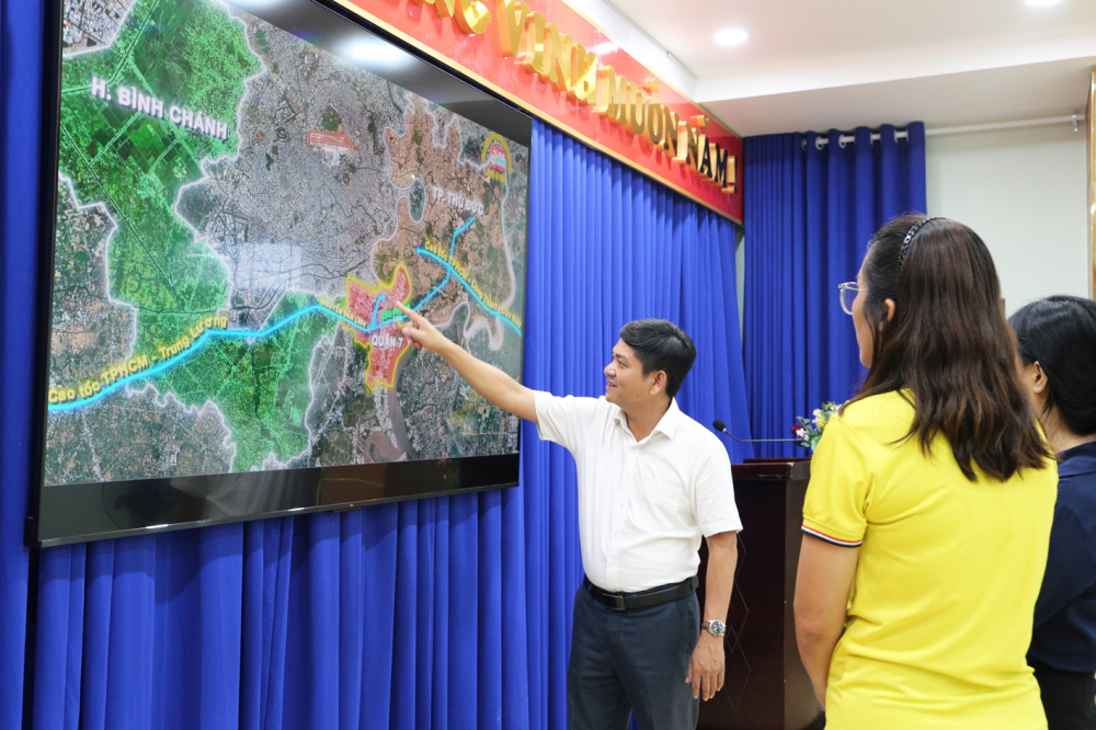 Phường "lên số" - Dân bớt thủ tục, chính quyền gần hơn Ông Nguyễn Minh Thiện - Chủ tịch UBND phường Tân Thuận Đông - tập huấn cho cán bộ phường sử dụng WebGIS
