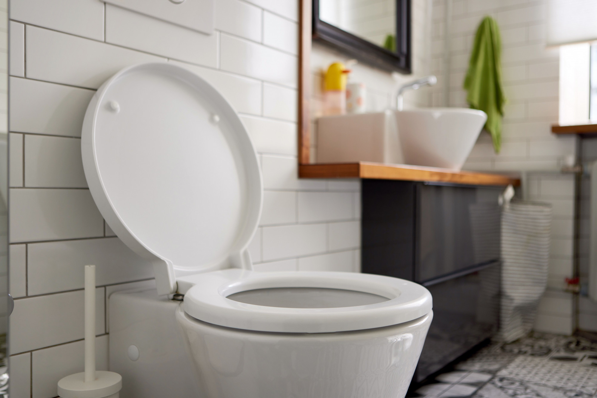 Đóng chặt cửa phòng tắm và nắp bồn cầu Phòng tắm tạo ra năng lượng tiêu cực từ việc thải nước thải. Nước chảy xuống cống tương đương với năng lượng tiền bạc của bạn đang rút khỏi cuộc sống của bạn. May mắn thay, có một cách khắc phục đơn giản: Luôn đóng cửa phòng tắm và nắp bồn cầu (trừ khi bạn đang sử dụng chúng, tất nhiên rồi). Khi xả nước, hãy đóng nắp bồn cầu để tránh khí xấu tràn vào phòng tắm - Ảnh: BHG