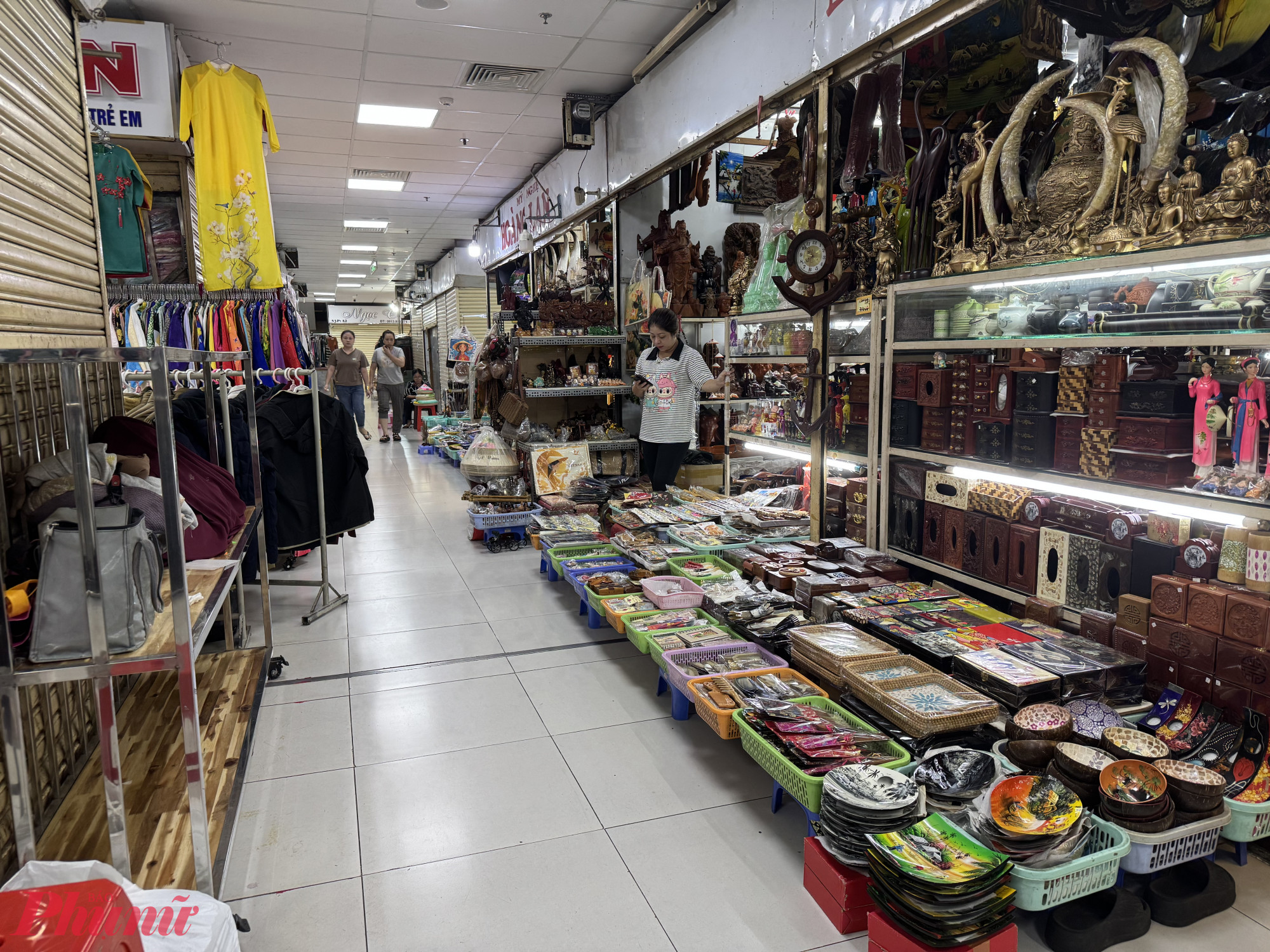Các khu vực kinh doanh hàng lưu niệm tại lầu 3 cũng đã mở cửa hoạt động trở lại.