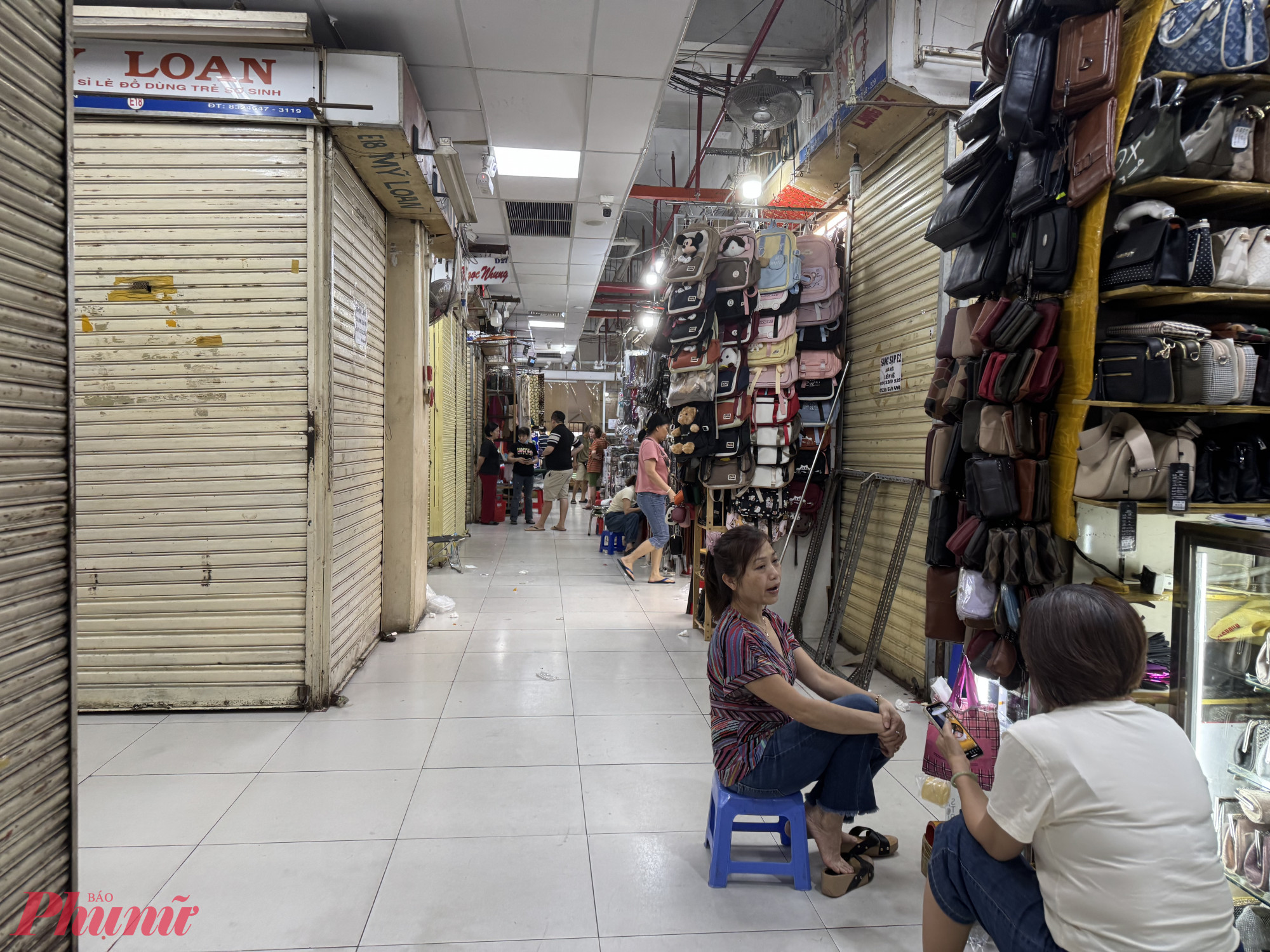 Một tiểu thương tại đây cho biết, do các tiểu đã hiểu rõ hơn các quy định về thuế nên mở cửa kinh doanh trở lại. Các sạp còn đóng cửa là do 
