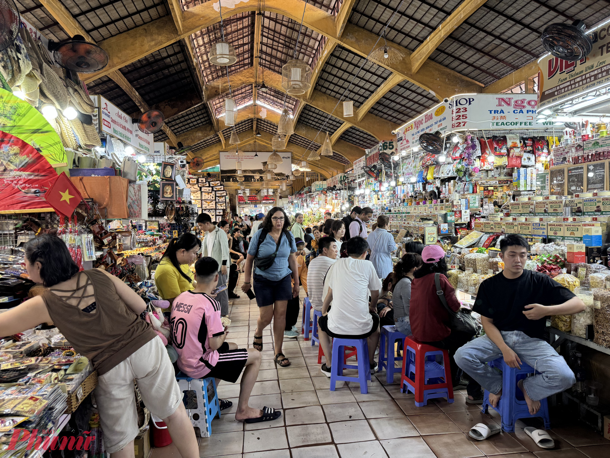 Đại diện Ban quản lý chợ Bến Thành cho biết, đến nay, tại chợ không có tình trạng tiểu thương đóng sạp ngưng kinh doanh vì các vấn đề liên quan đến thuế và hóa đơn điện tử