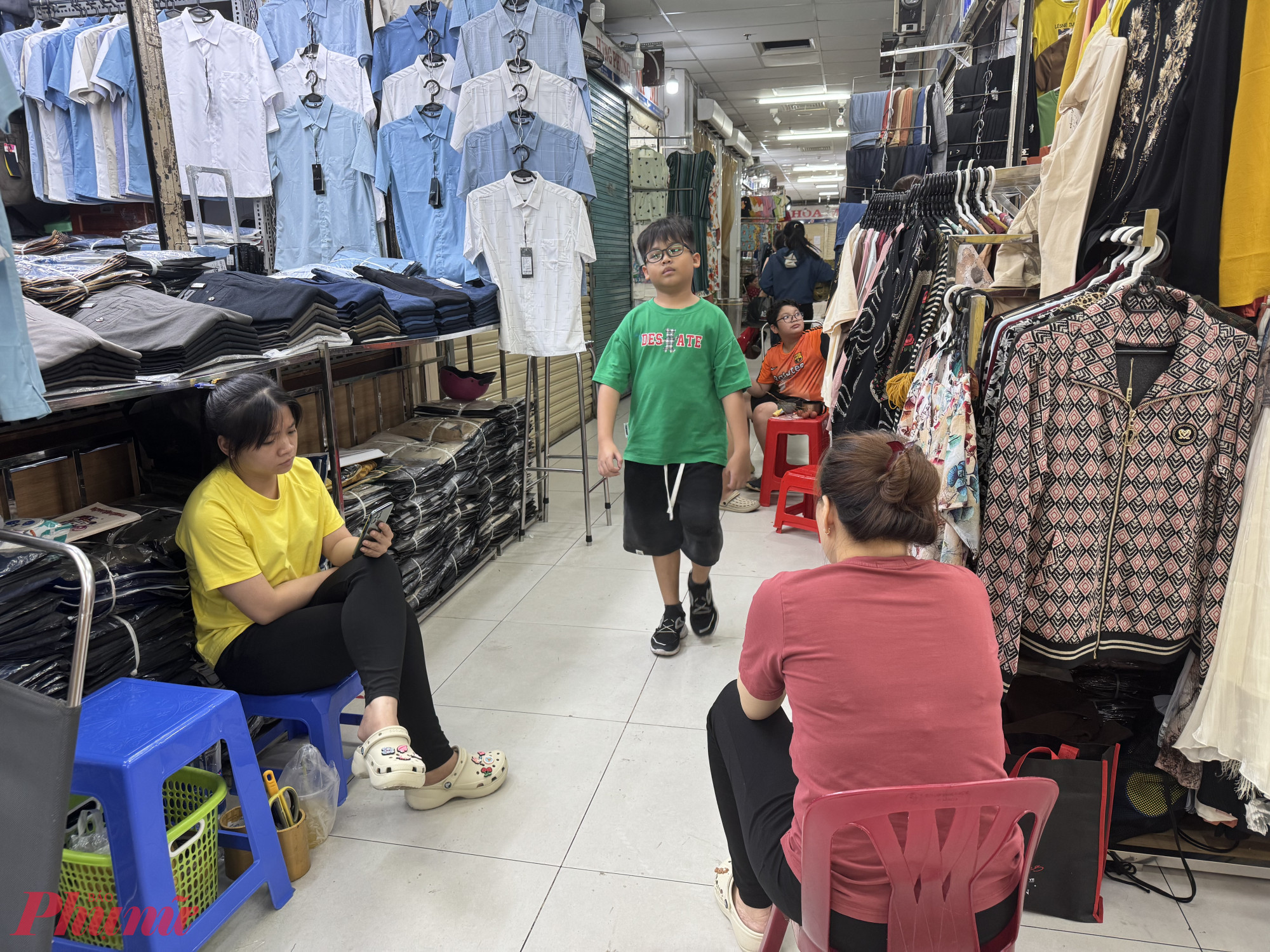 Đa phần các sạp kinh doanh quần áo tại đây đã mở cửa trở lại 